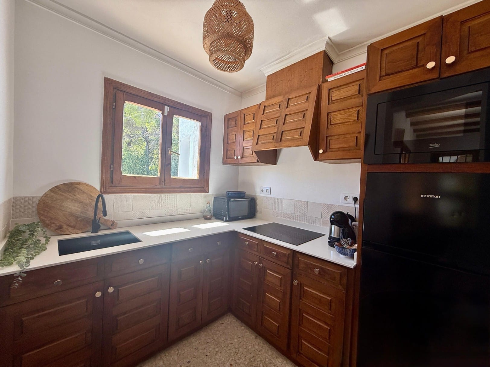 Chalet modernizado en Denia con un estilo rústico-moderno.