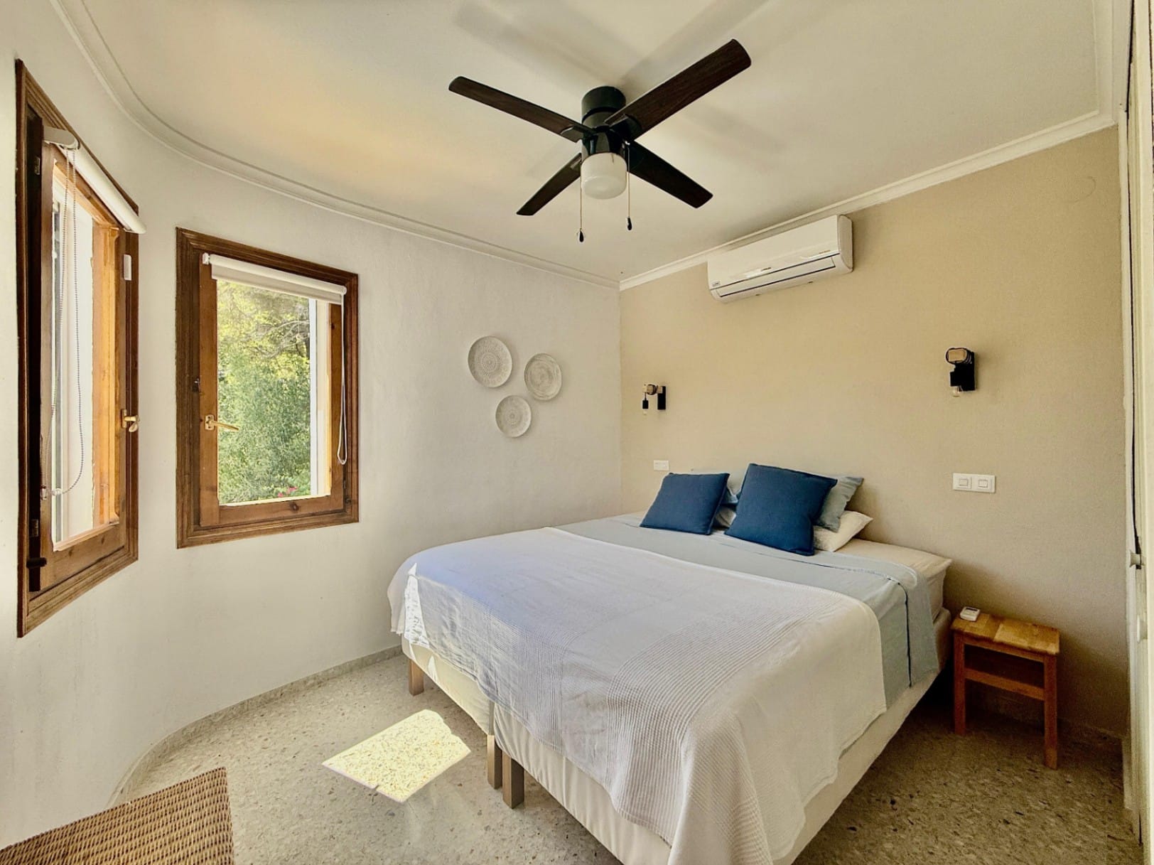 Chalet modernizado en Denia con un estilo rústico-moderno.