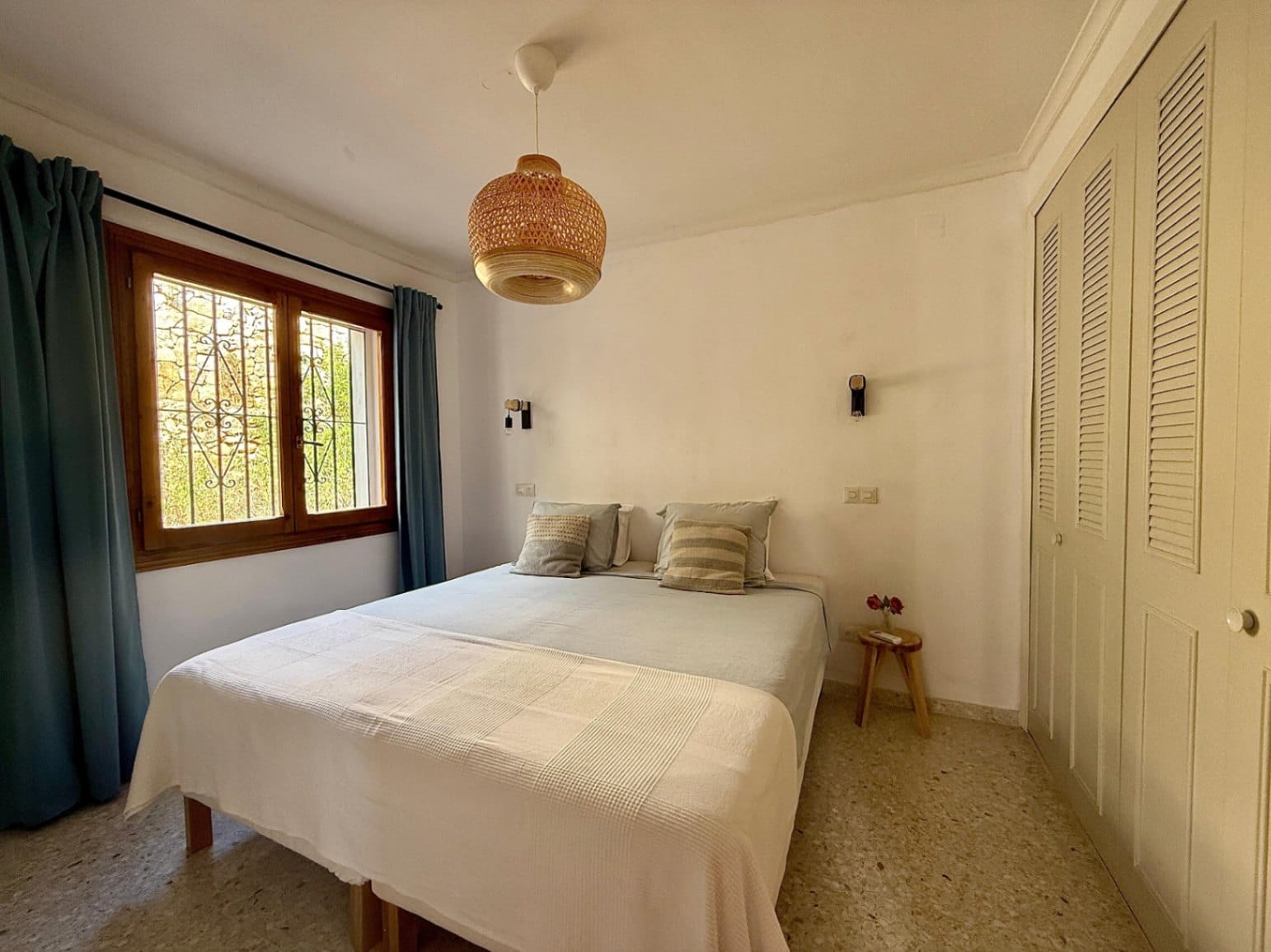 Chalet modernizado en Denia con un estilo rústico-moderno.