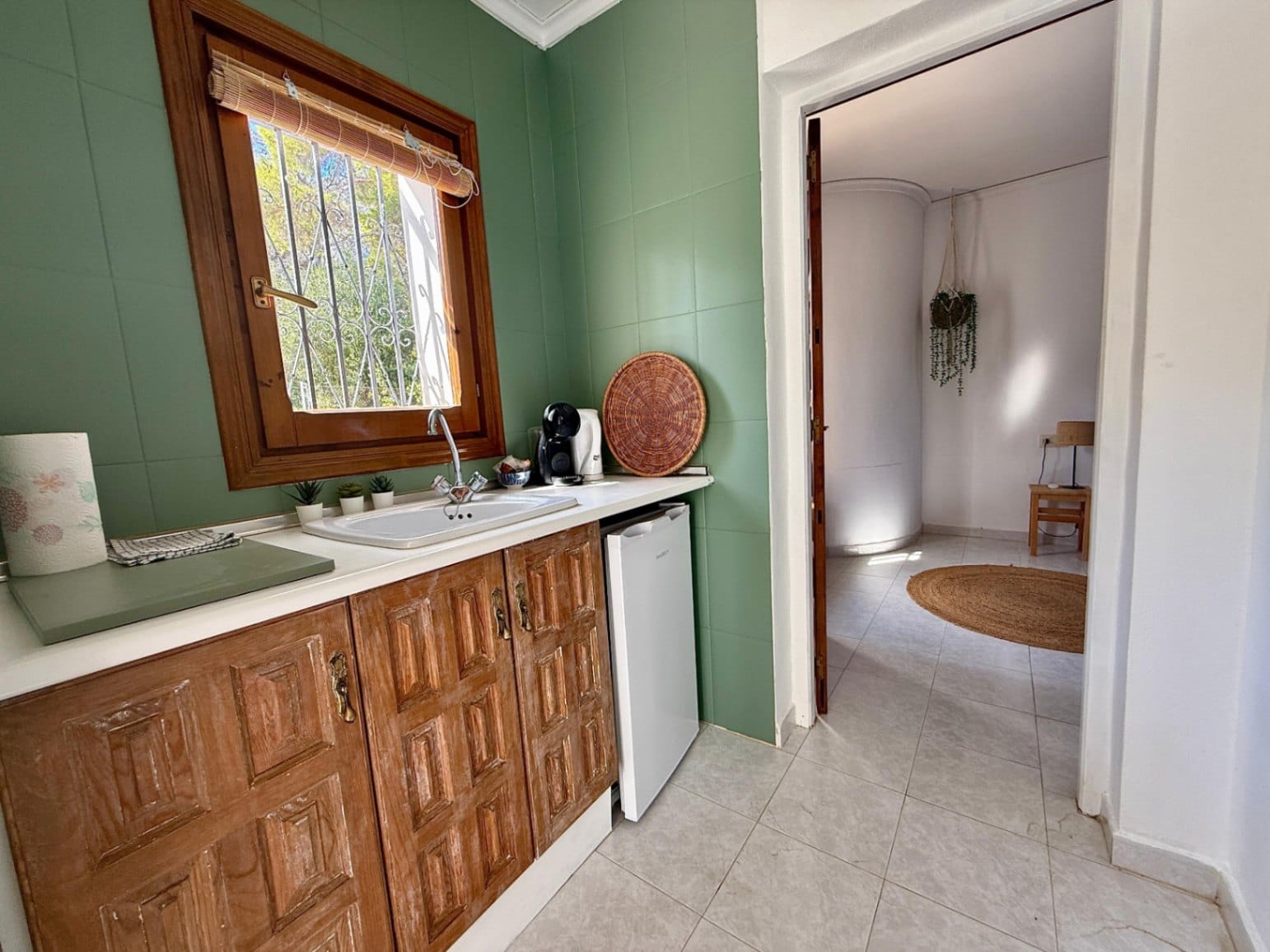 Chalet modernizado en Denia con un estilo rústico-moderno.