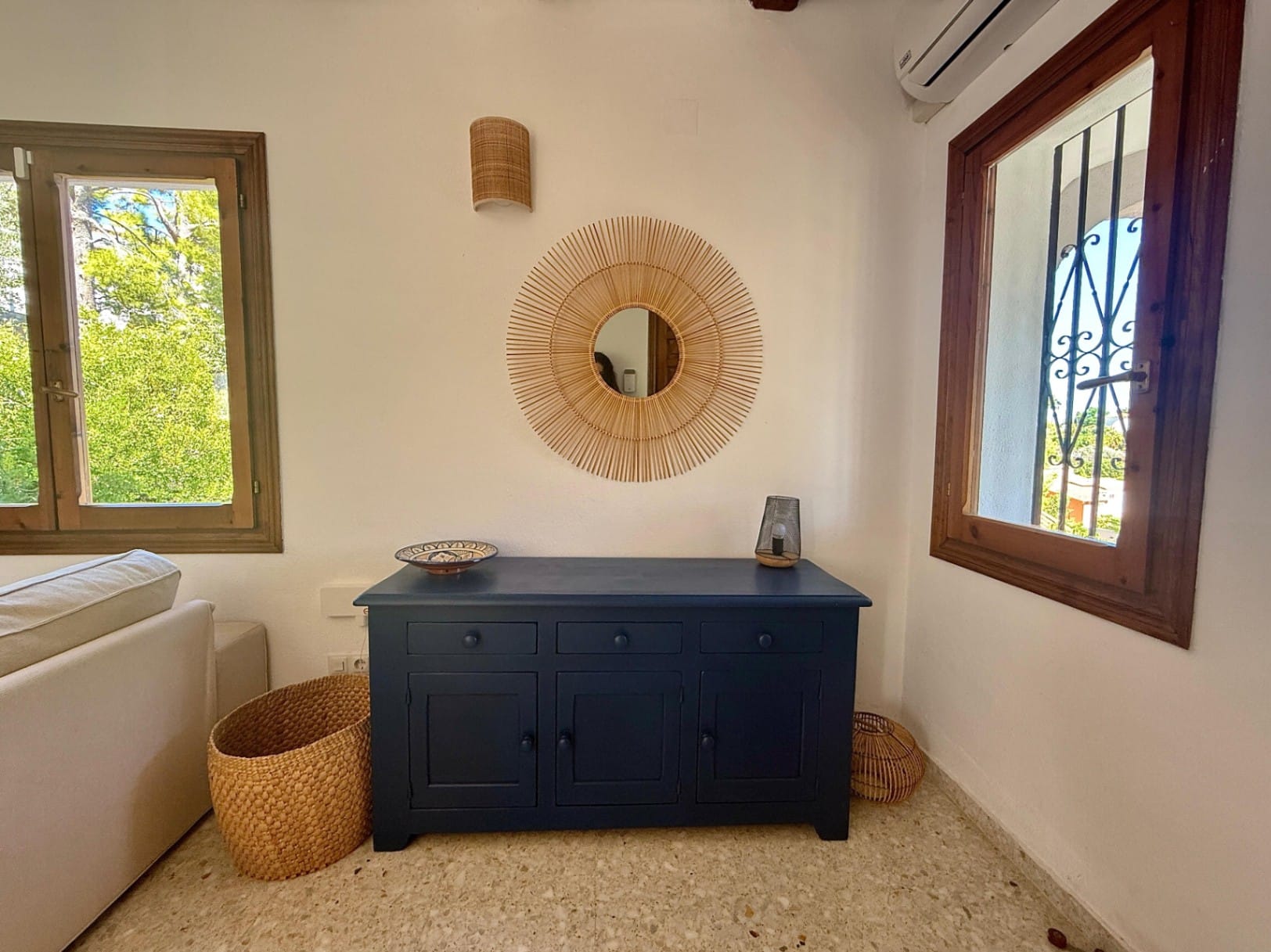 Chalet modernizado en Denia con un estilo rústico-moderno.