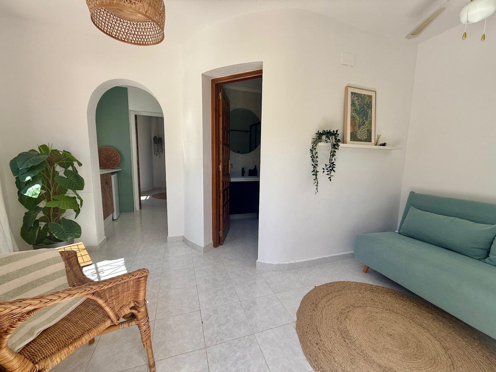 Chalet modernizado en Denia con un estilo rústico-moderno.