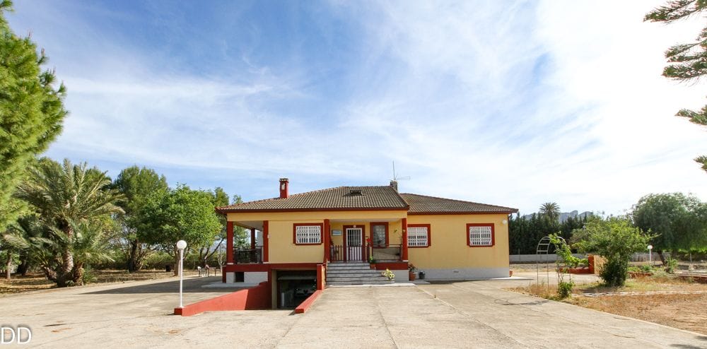 CASA CON TERRENO CERCA DEL MAR