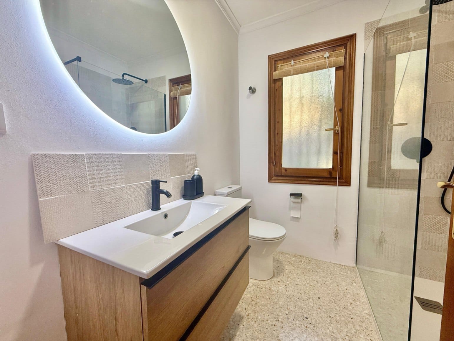Chalet modernizado en Denia con un estilo rústico-moderno.