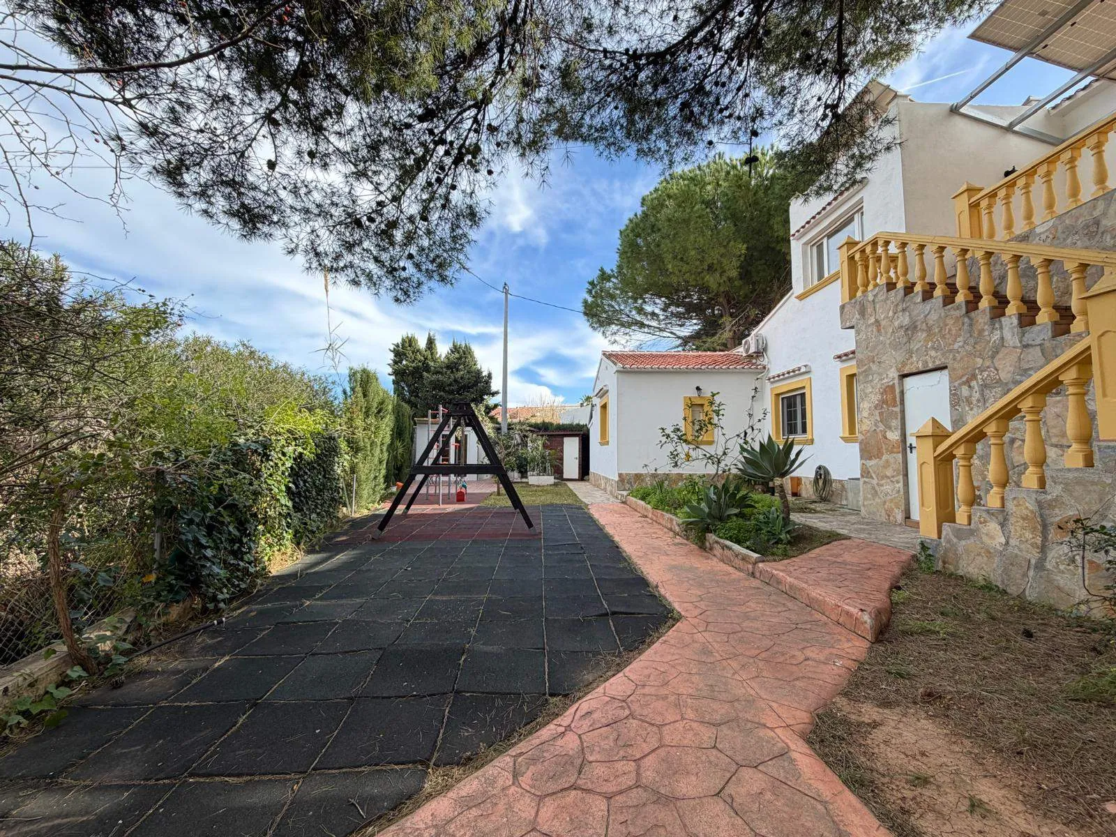 Chalet en venta en Playa Marinas, Denia: 4 habitaciones y piscina privada.