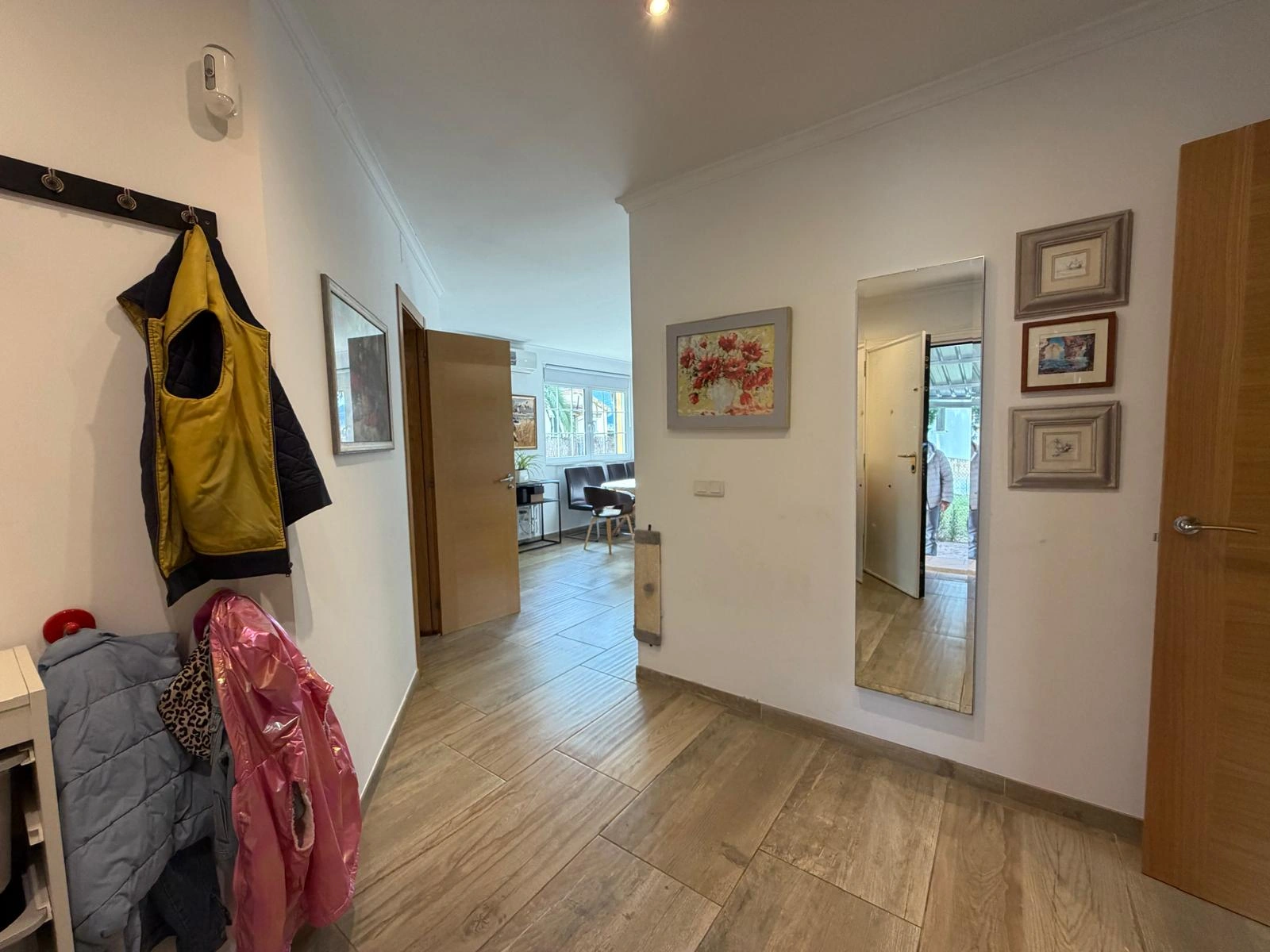 Chalet en venta en Playa Marinas, Denia: 4 habitaciones y piscina privada.