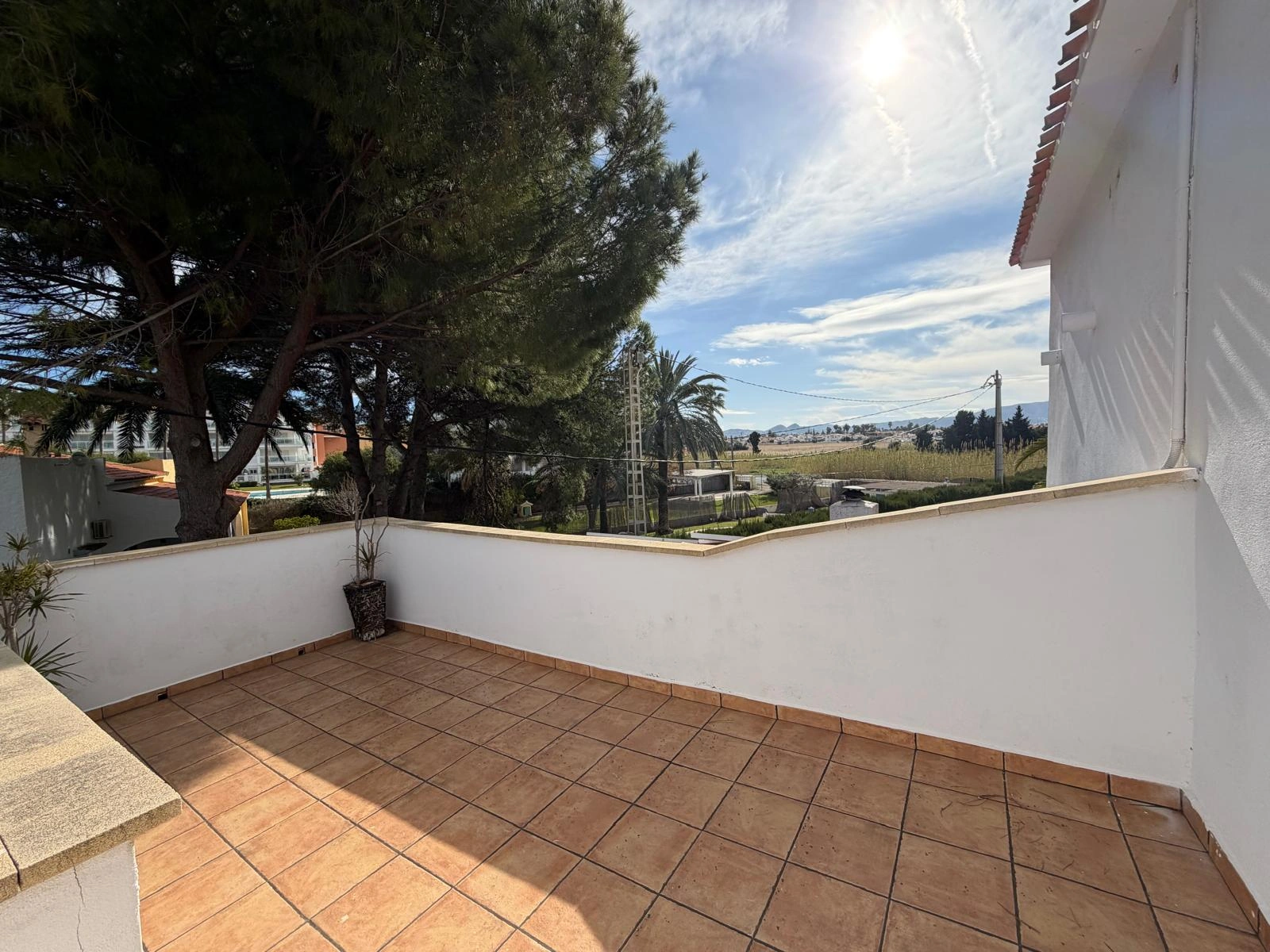 Chalet en venta en Playa Marinas, Denia: 4 habitaciones y piscina privada.