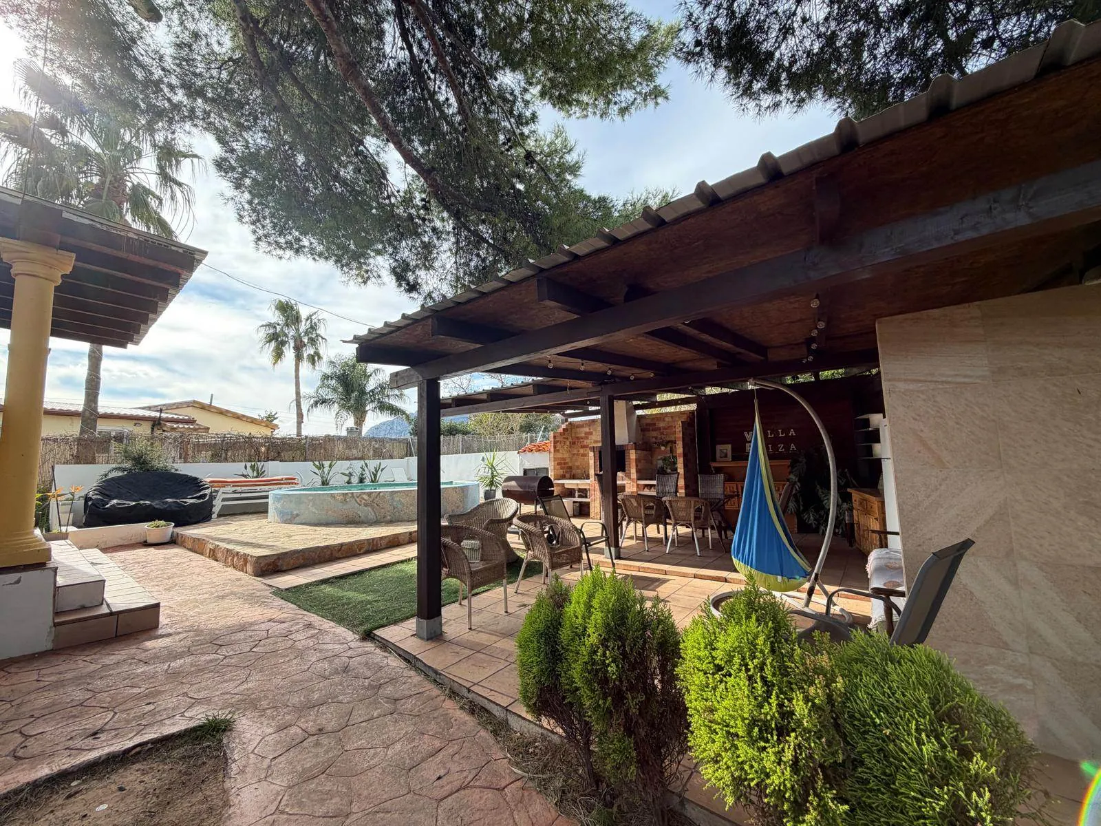 Chalet en venta en Playa Marinas, Denia: 4 habitaciones y piscina privada.