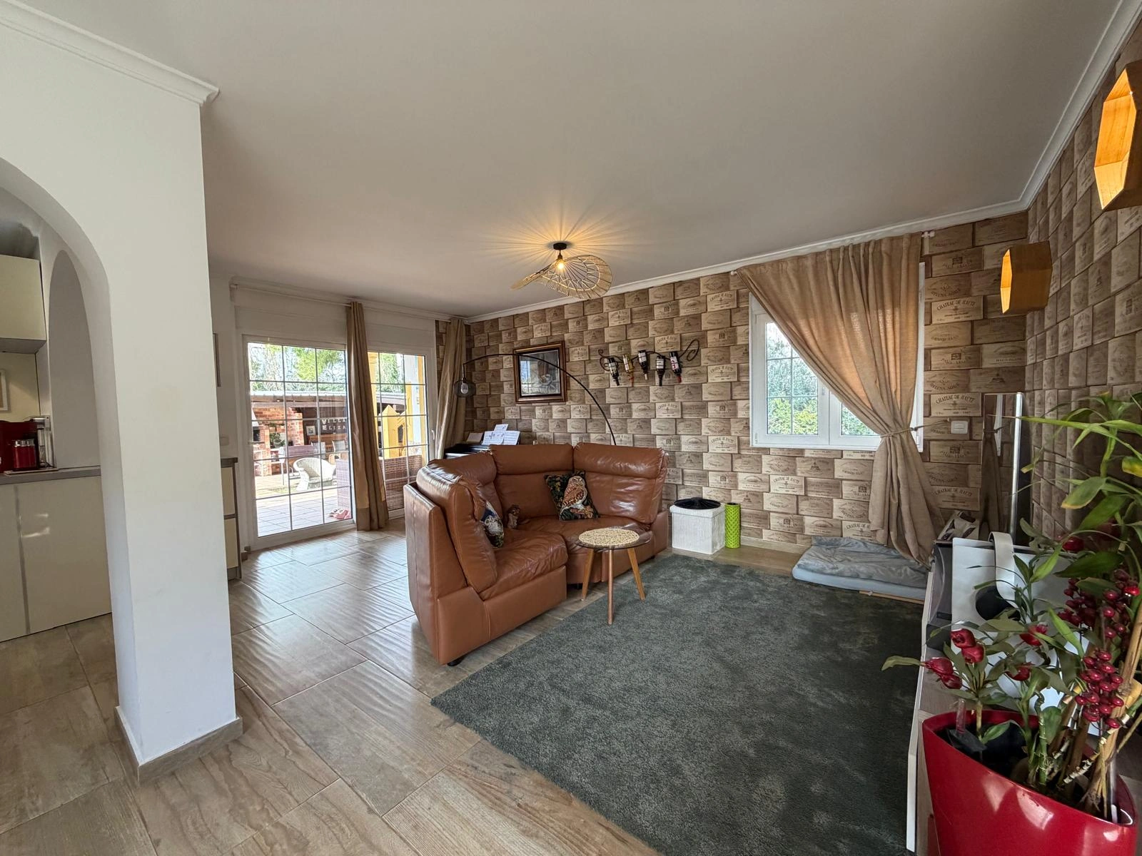 Chalet en venta en Playa Marinas, Denia: 4 habitaciones y piscina privada.