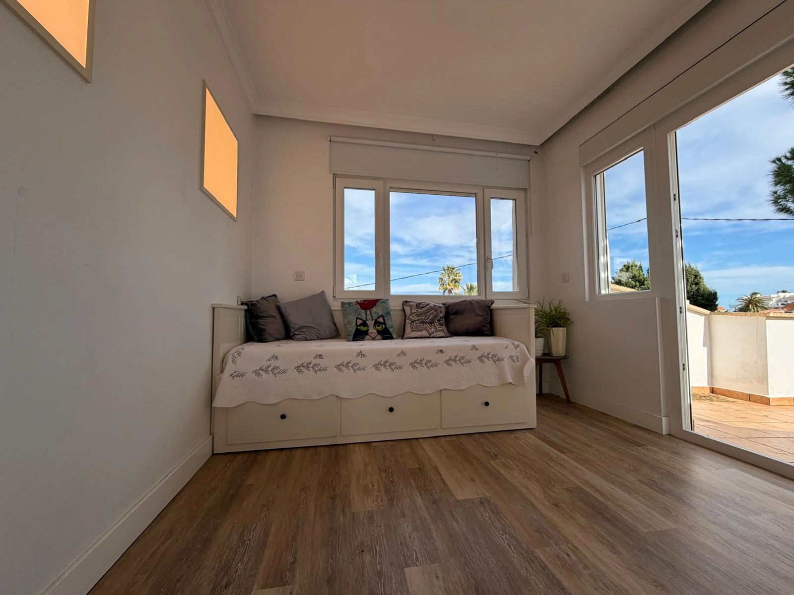 Chalet en venta en Playa Marinas, Denia: 4 habitaciones y piscina privada.