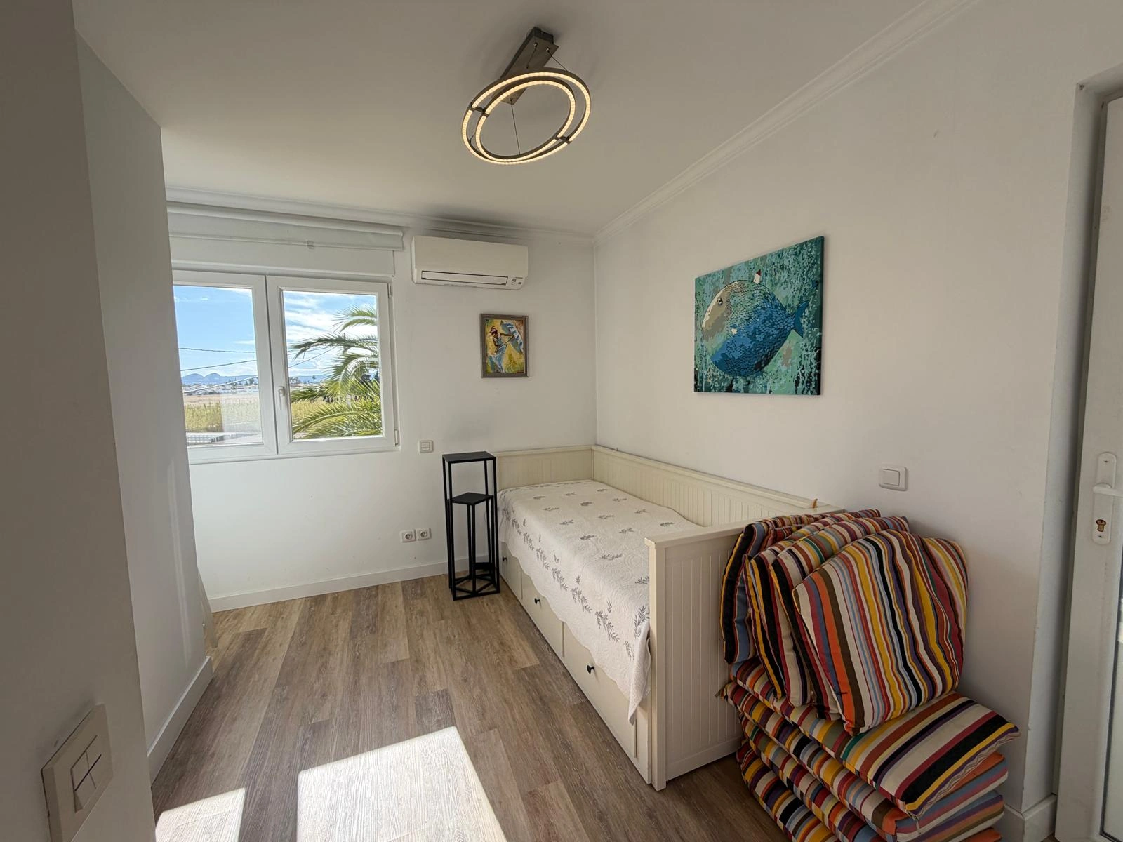 Chalet en venta en Playa Marinas, Denia: 4 habitaciones y piscina privada.