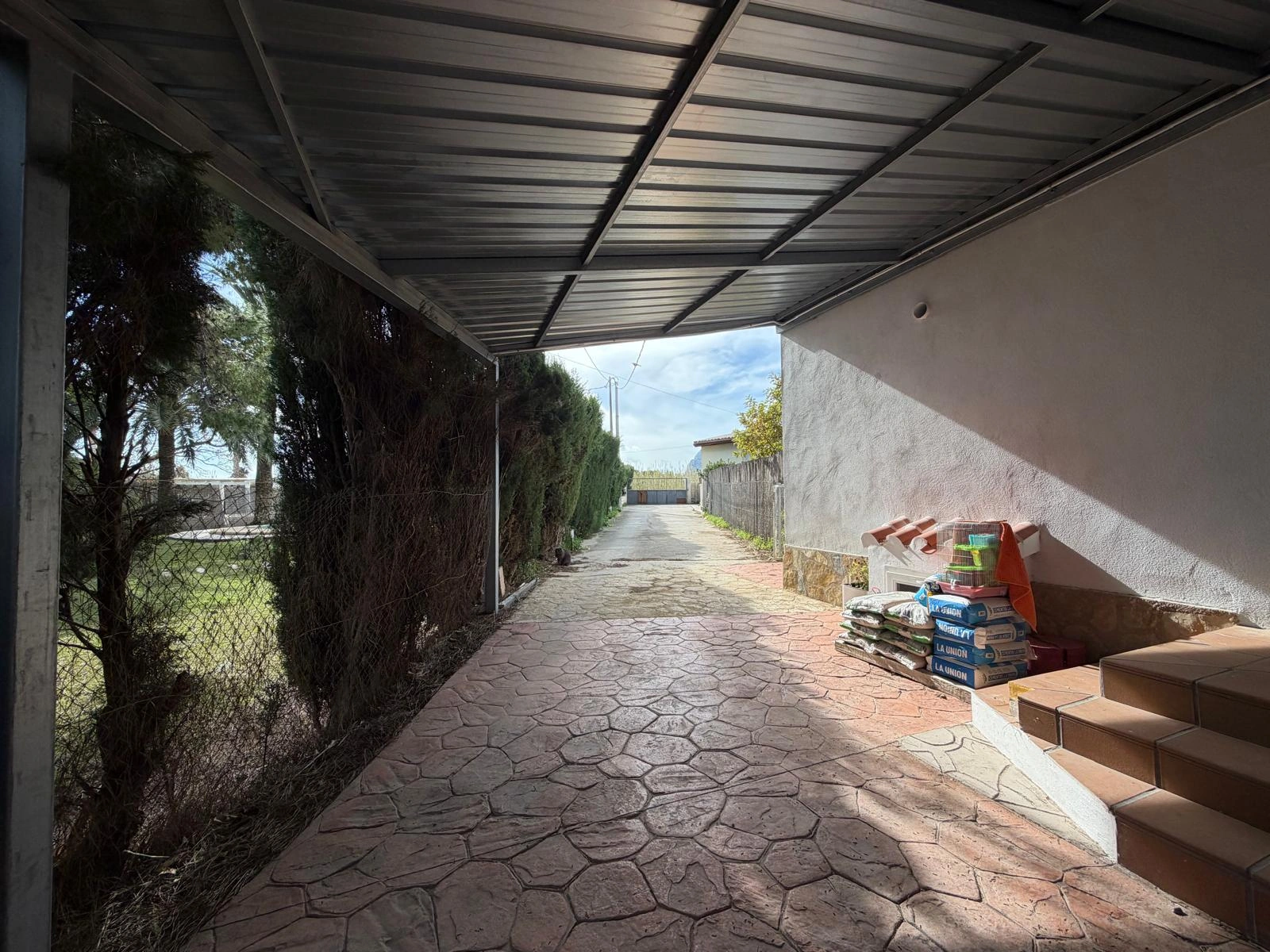 Chalet en venta en Playa Marinas, Denia: 4 habitaciones y piscina privada.