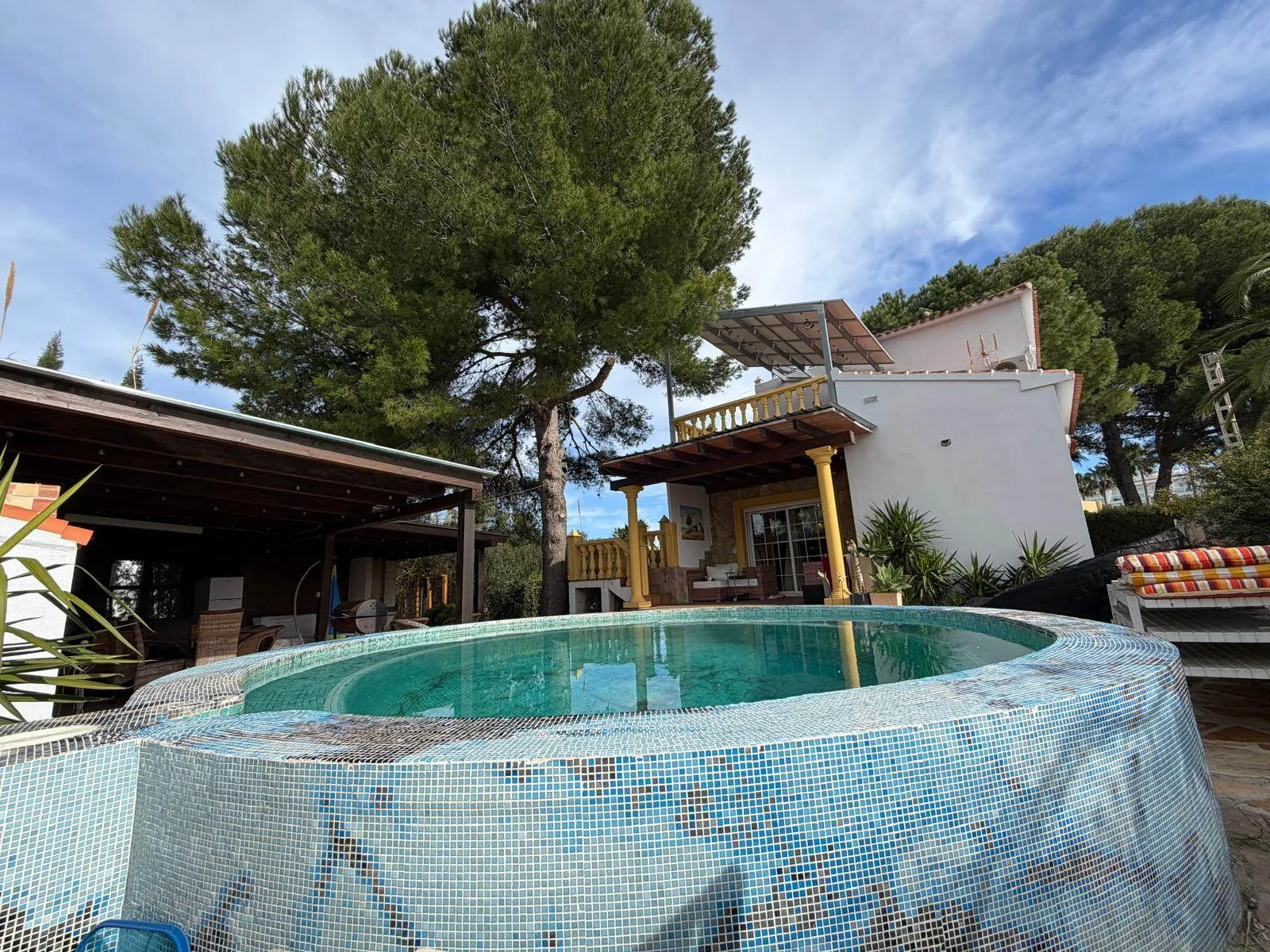Chalet en venta en Playa Marinas, Denia: 4 habitaciones y piscina privada.