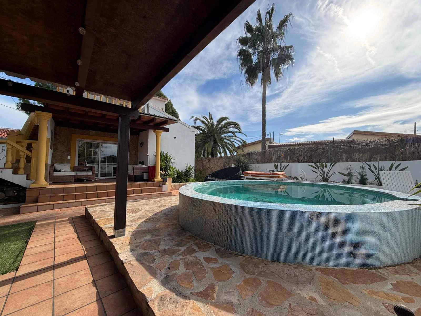 Chalet en venta en Playa Marinas, Denia: 4 habitaciones y piscina privada.