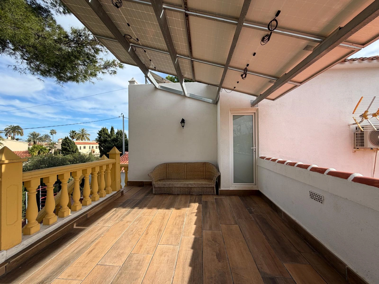 Chalet en venta en Playa Marinas, Denia: 4 habitaciones y piscina privada.