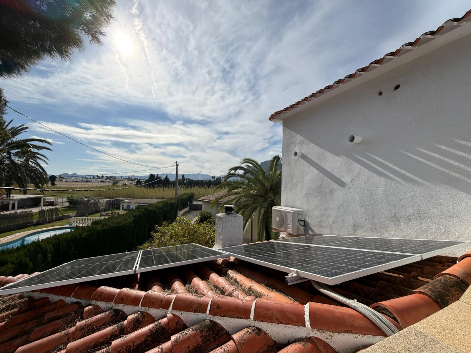 Chalet en venta en Playa Marinas, Denia: 4 habitaciones y piscina privada.