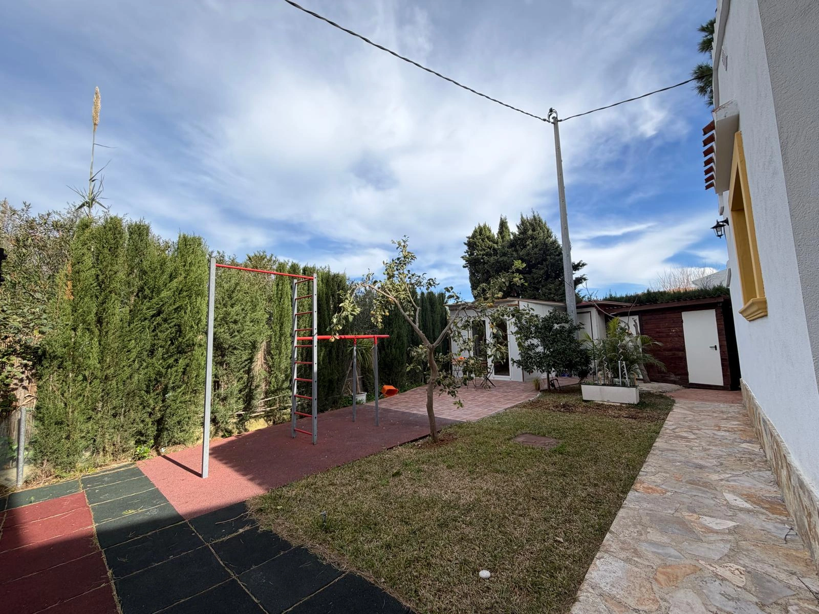 Chalet en venta en Playa Marinas, Denia: 4 habitaciones y piscina privada.