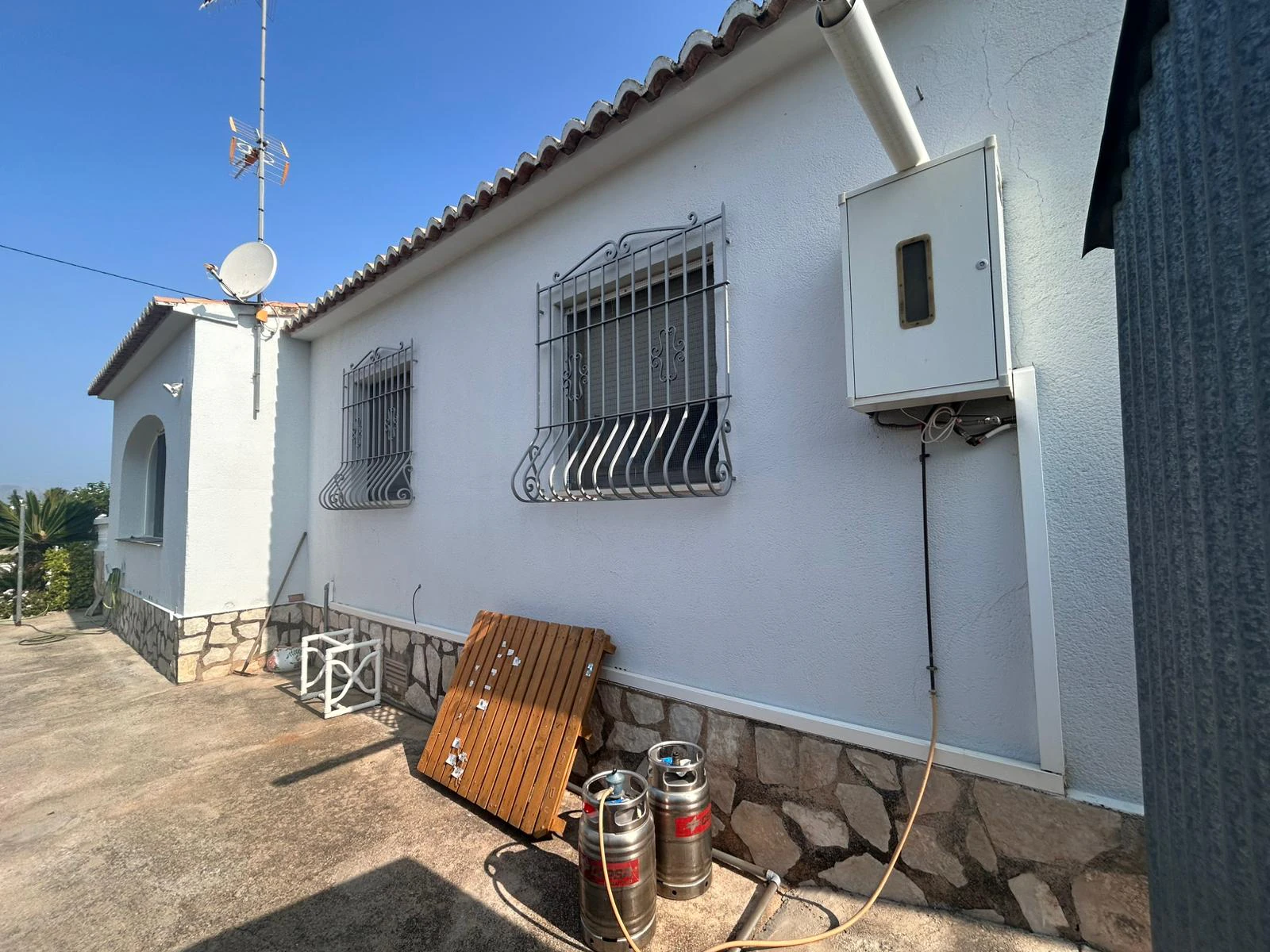 Chalet situado junto al casco urbano de Dénia, muy cómodo.