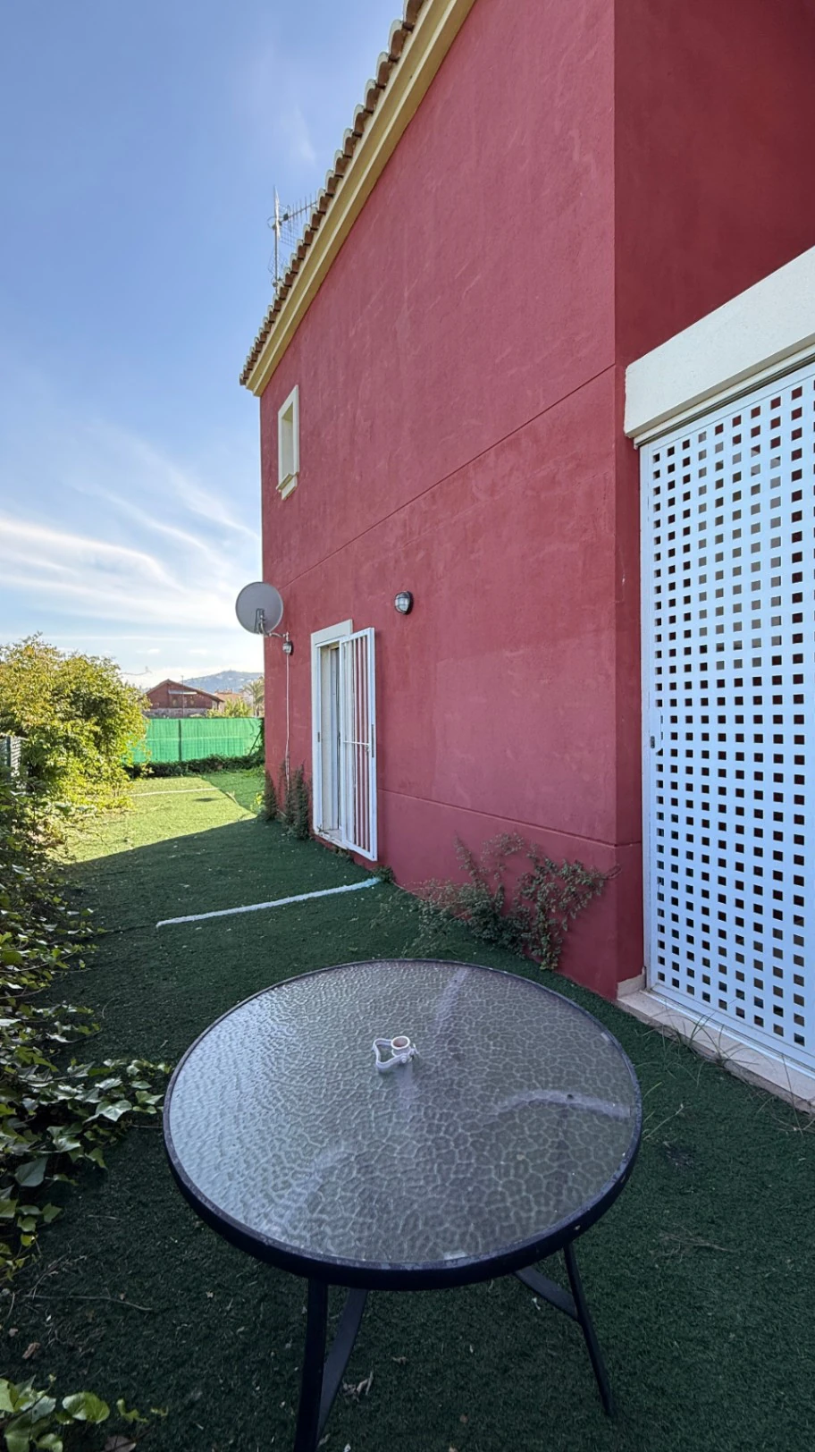 Bungalow entre Gandía y Oliva en venta con 3 habitaciones y jardín en estilo Mediterráneo
