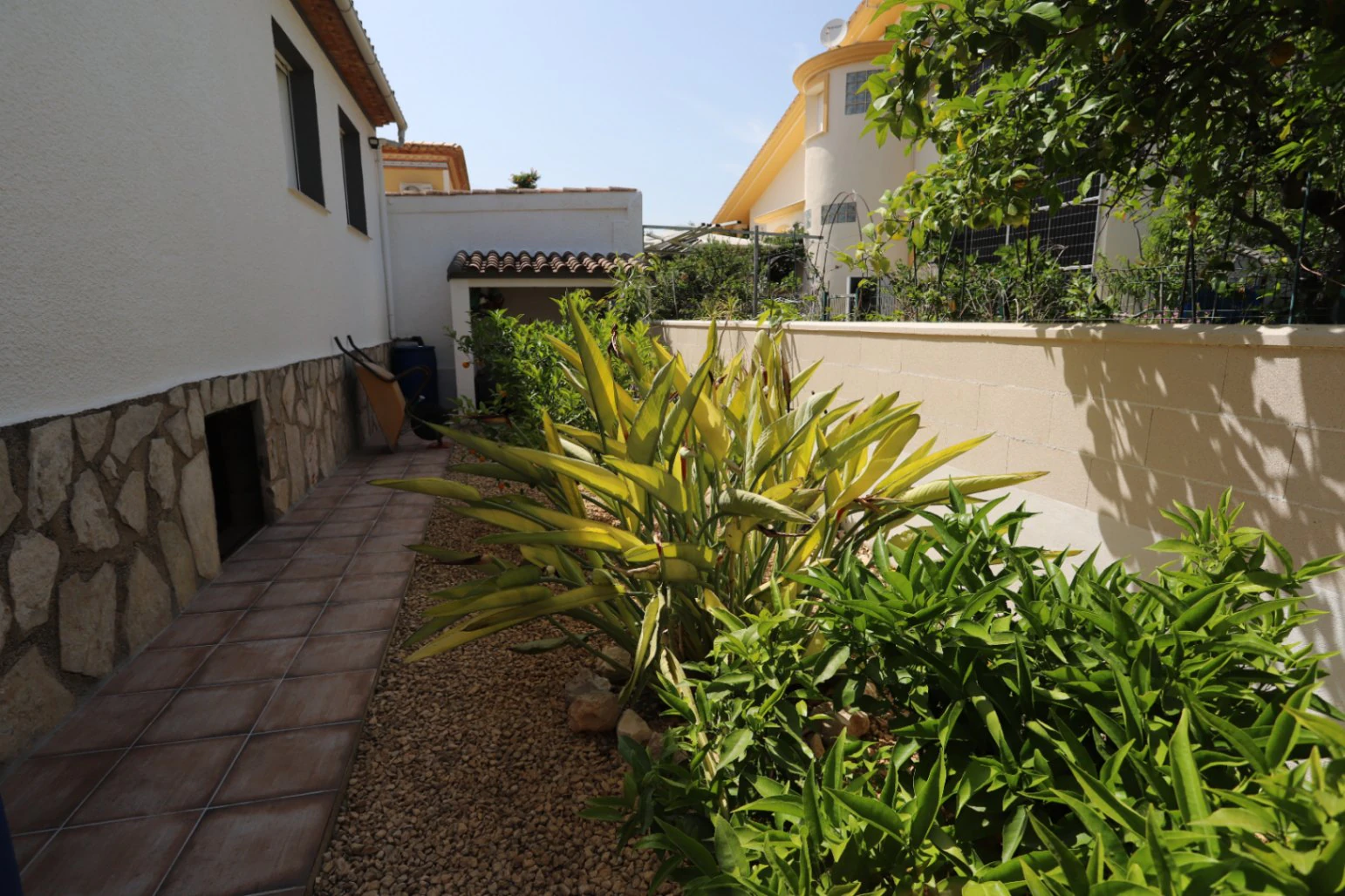 Villa unifamiliar bien cuidada en Els Poblets – Ubicación privilegiada frente a un bonito parque