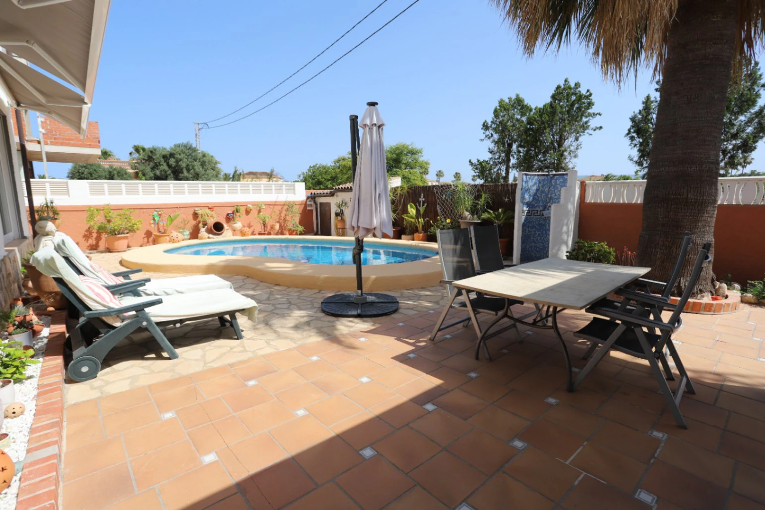 Villa unifamiliar bien cuidada en Els Poblets – Ubicación privilegiada frente a un bonito parque