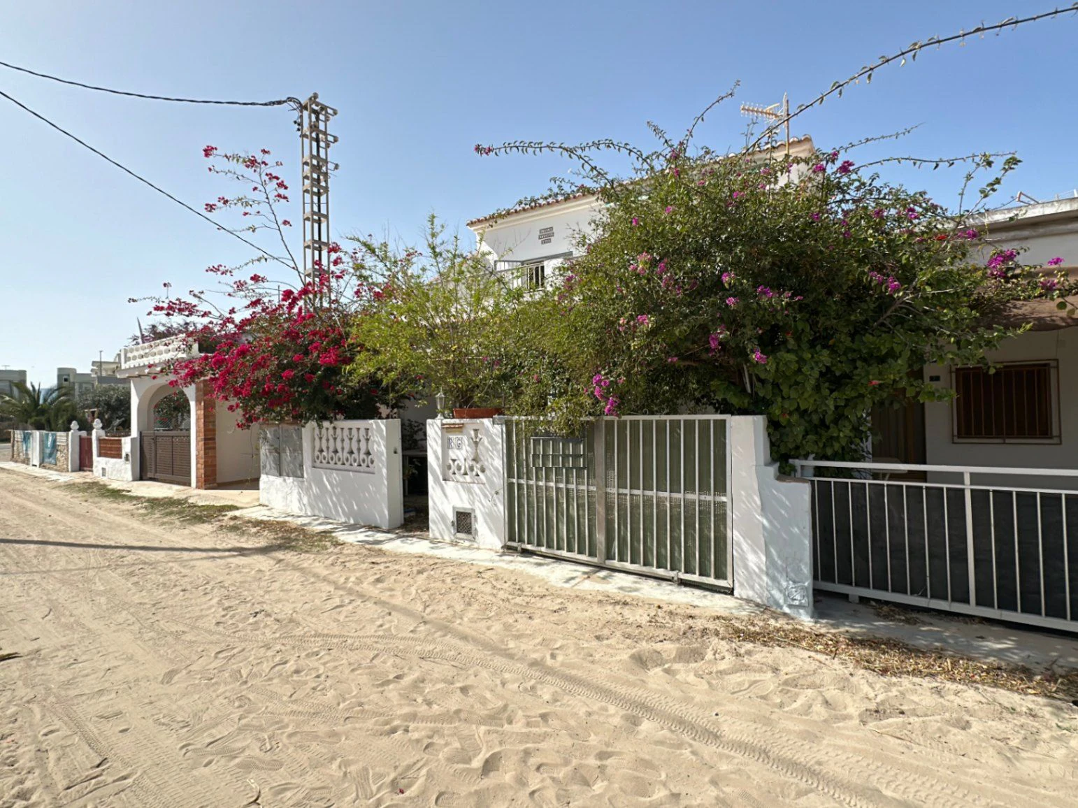 Adosado XXL con vistas al mar y cocina de verano, chemenea a 50m de la playa de arena fina Deveses (Denia)