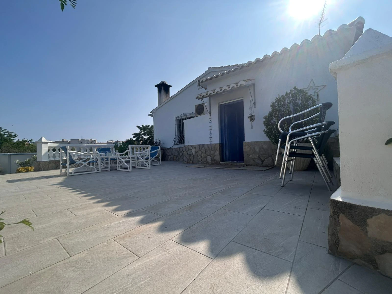 Chalet situado junto al casco urbano de Dénia, muy cómodo.