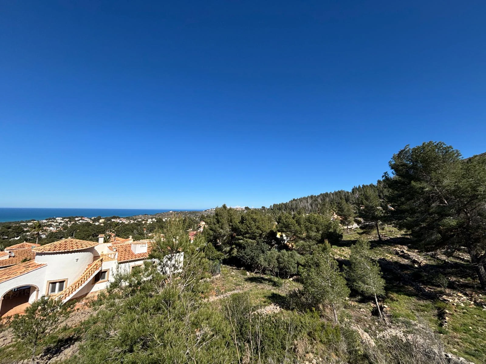 "Montgó House": Proyecto de Autor con Licencia Concedida y Vistas Infinitas en Dénia.