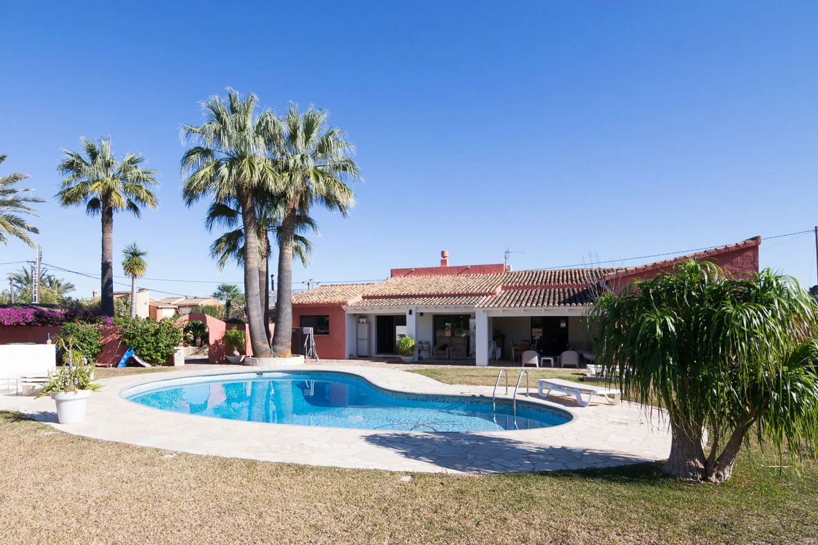 Villa mediterránea con gran parcela.