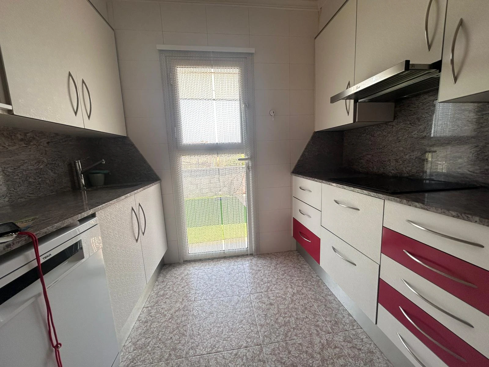 Chalet situado junto al casco urbano de Dénia, muy cómodo.
