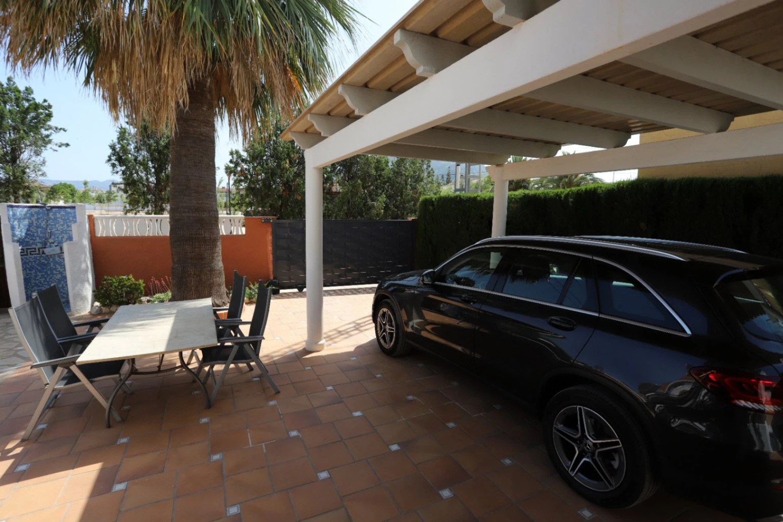 Villa unifamiliar bien cuidada en Els Poblets – Ubicación privilegiada frente a un bonito parque