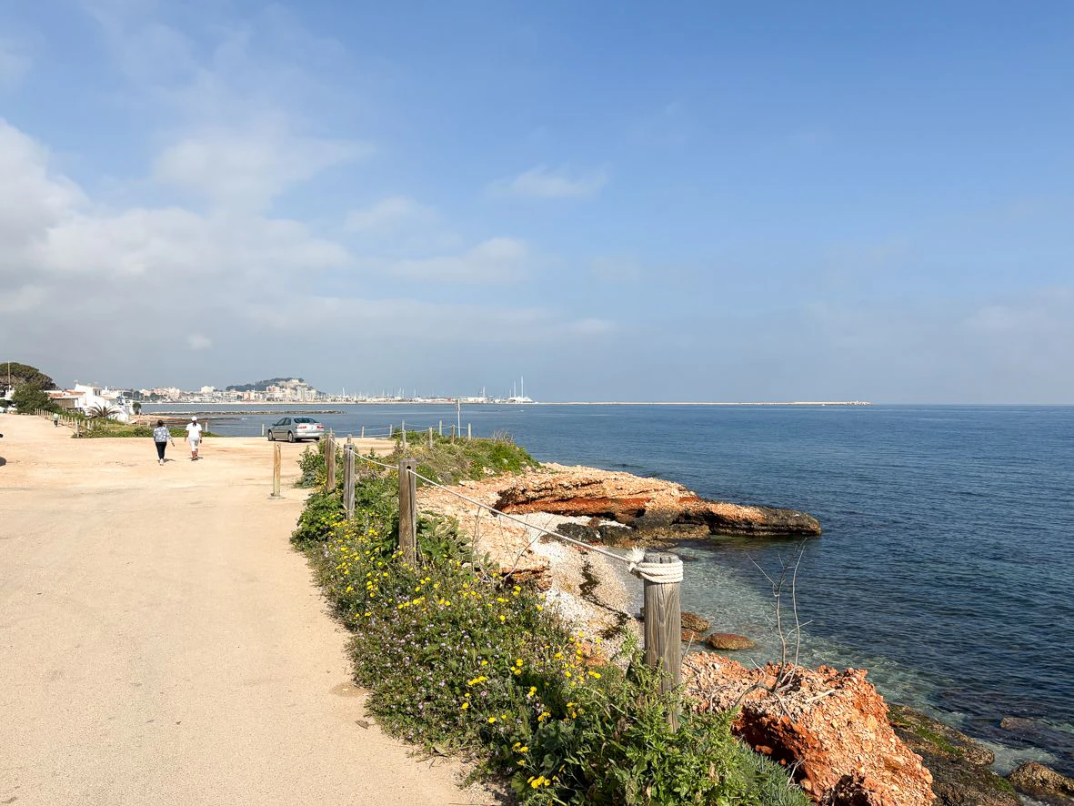 Magnífica parcela en Las Rotas con vistas al mar.
