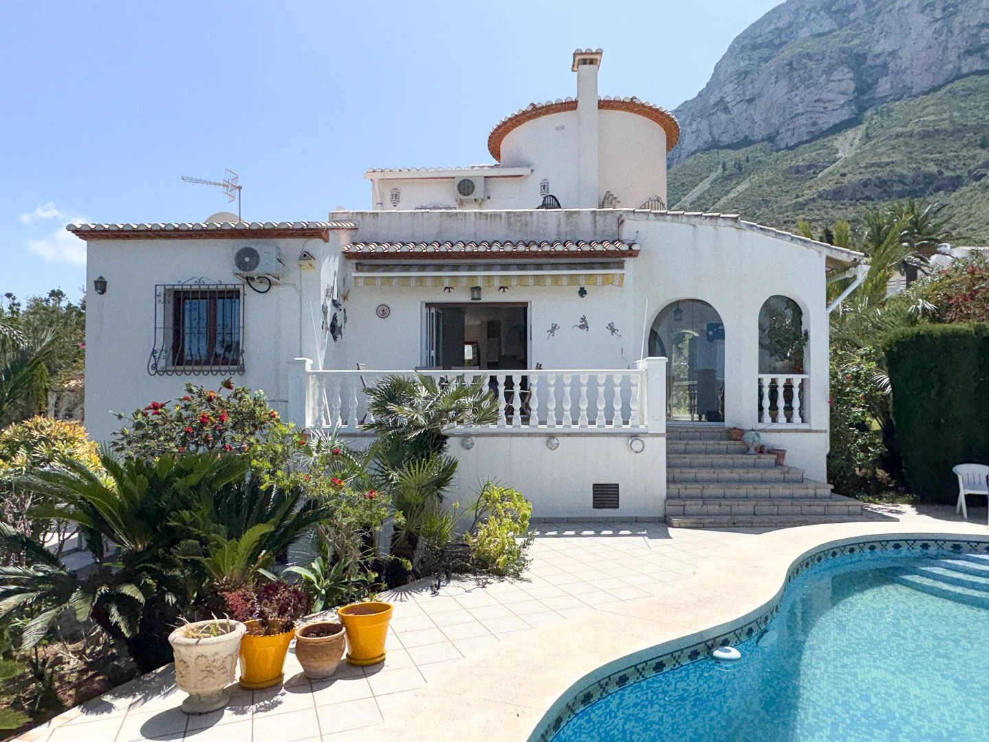 Villa Exclusiva en Dénia: Un Balcón al Mediterráneo y la Historia.