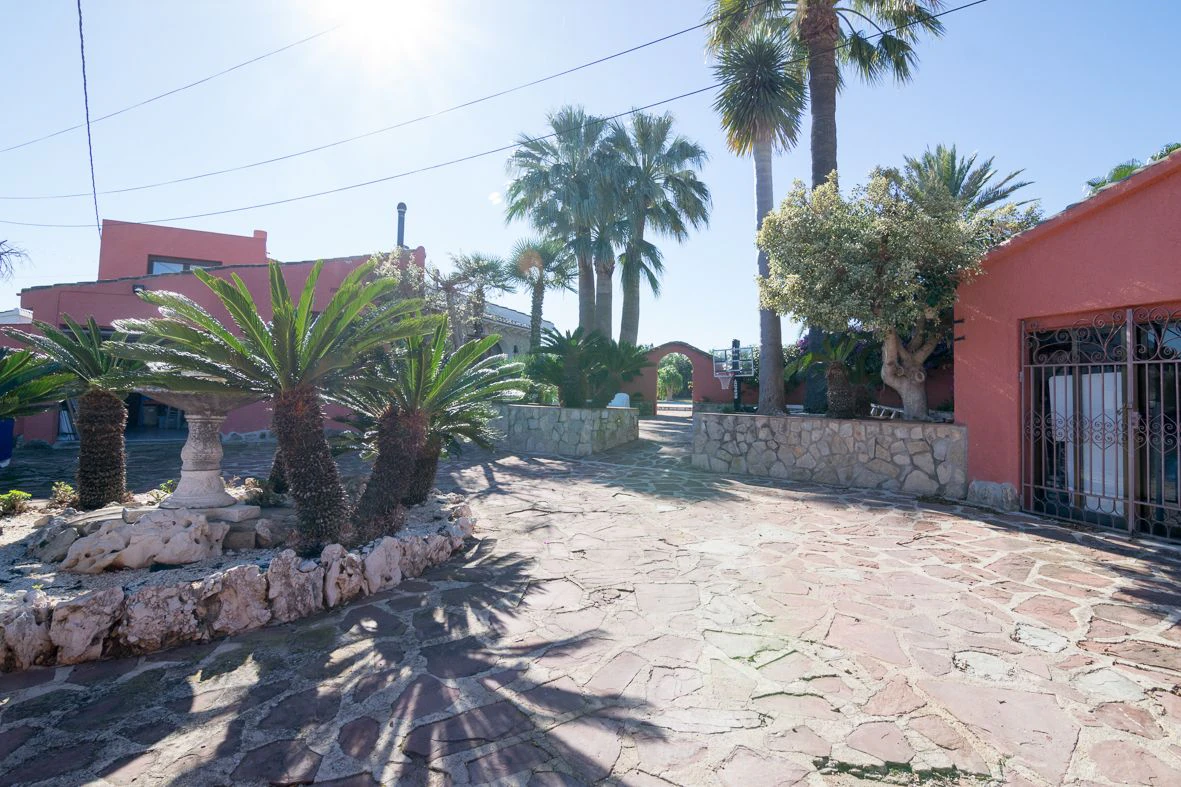 Villa mediterránea con gran parcela.