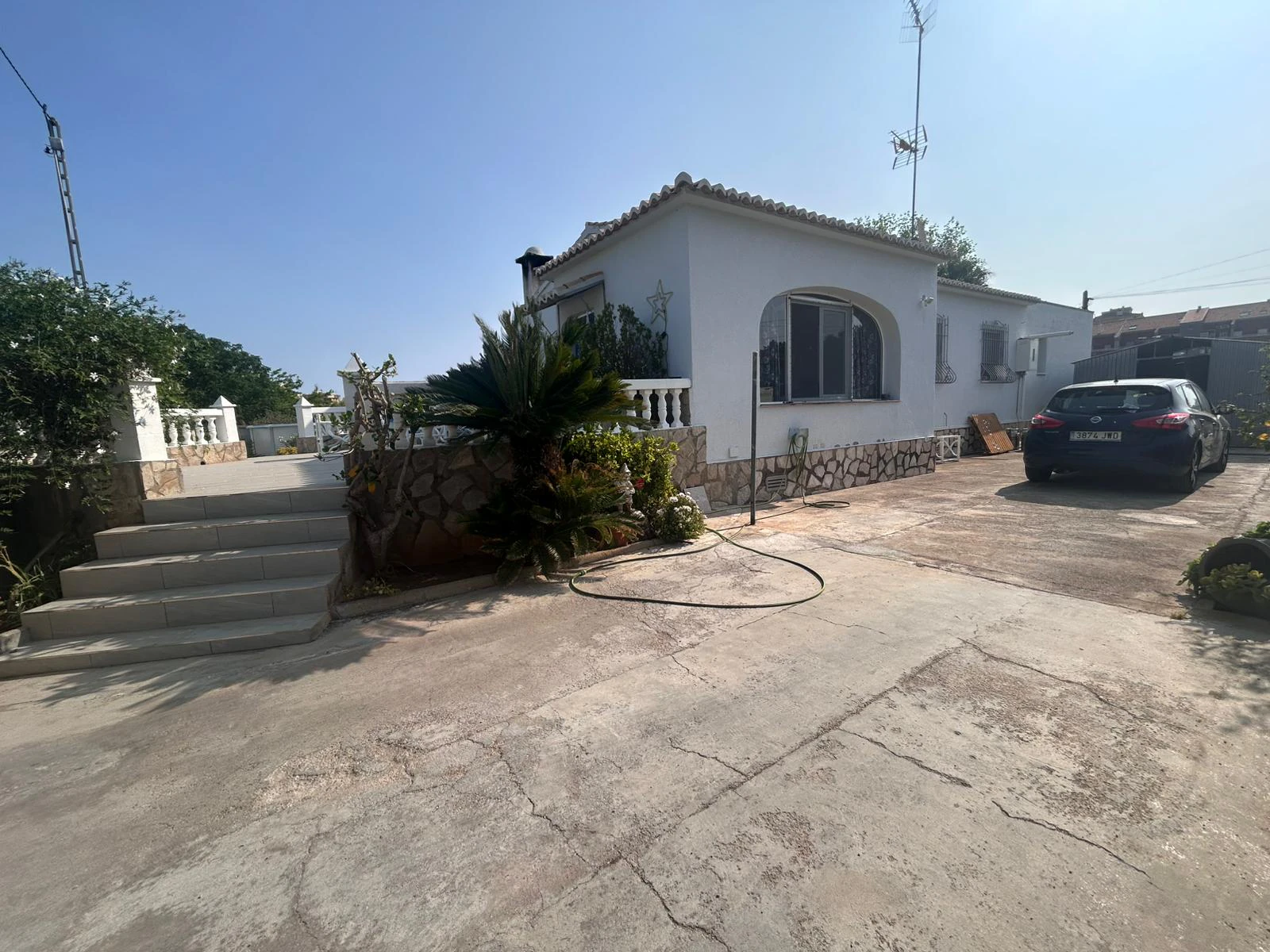 Chalet situado junto al casco urbano de Dénia, muy cómodo.