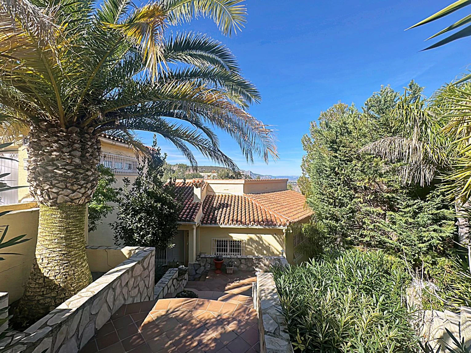 Preciosa villa independiente con vista panorámica, hermoso jardín y muchas posibilidades (alquiler o residencia permanente), absolutamente idílico.