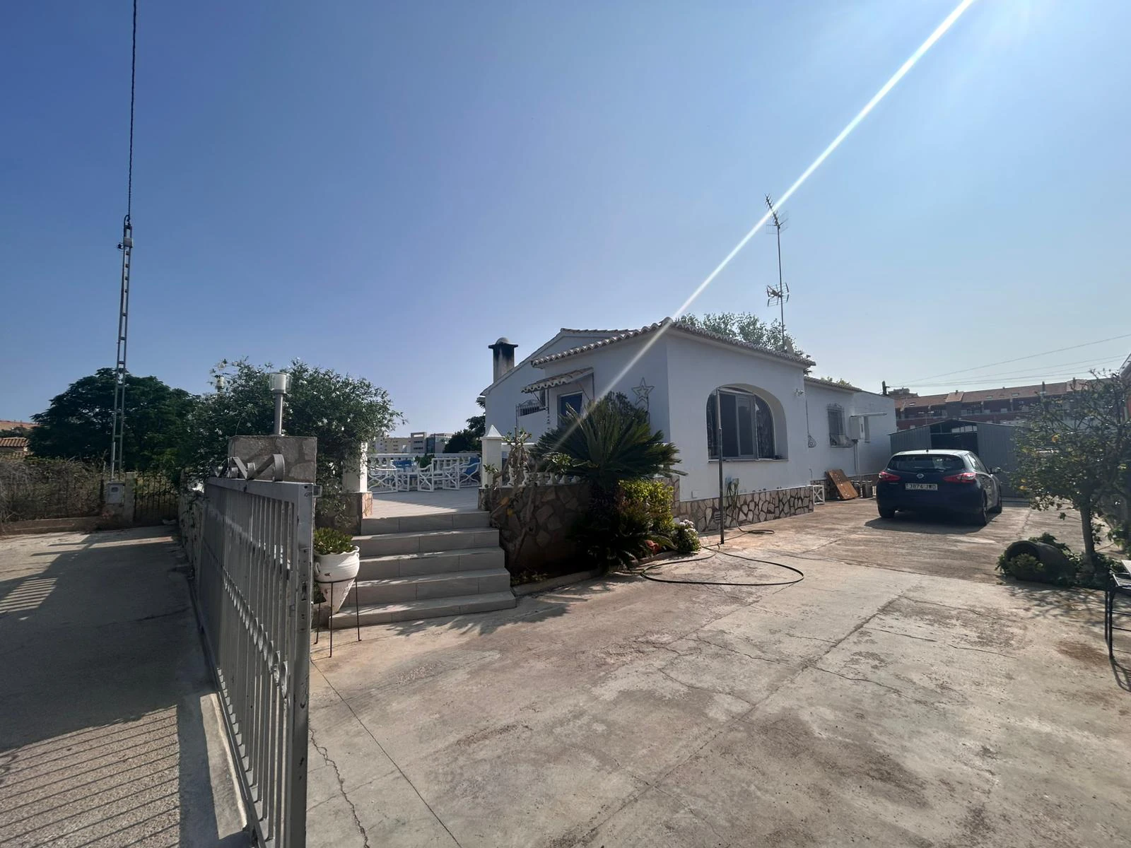 Chalet situado junto al casco urbano de Dénia, muy cómodo.