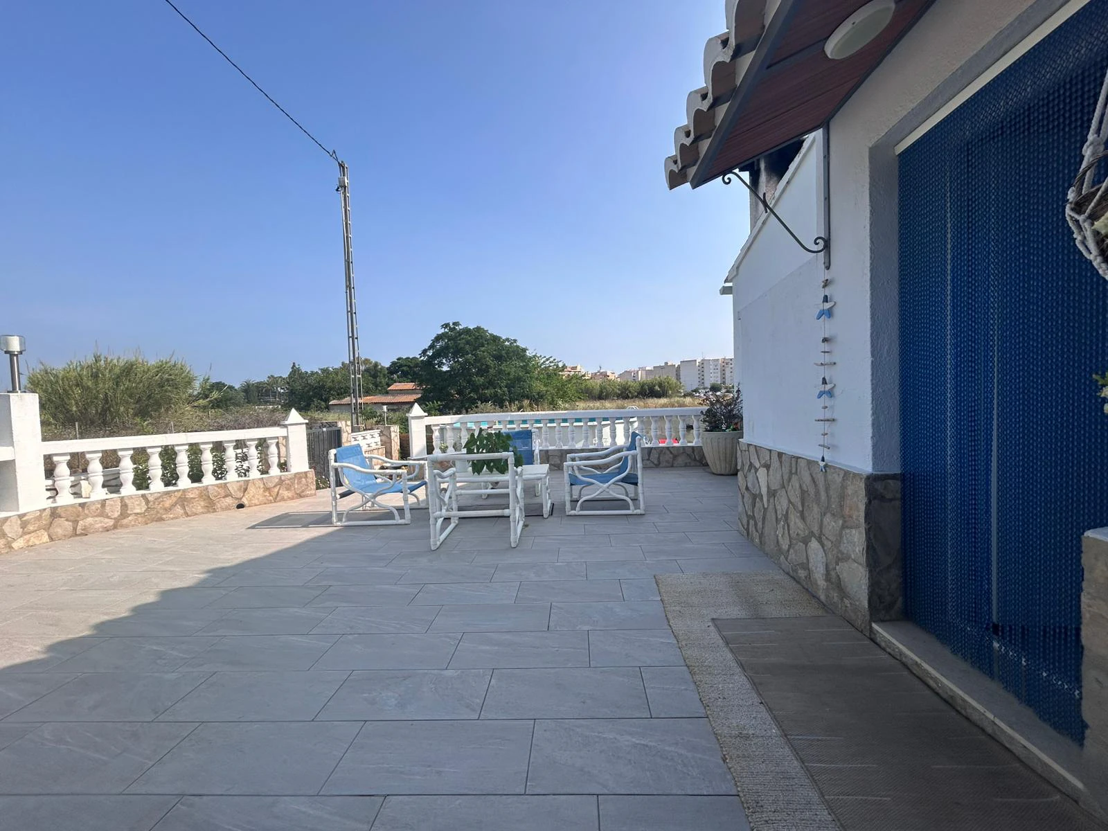 Chalet situado junto al casco urbano de Dénia, muy cómodo.