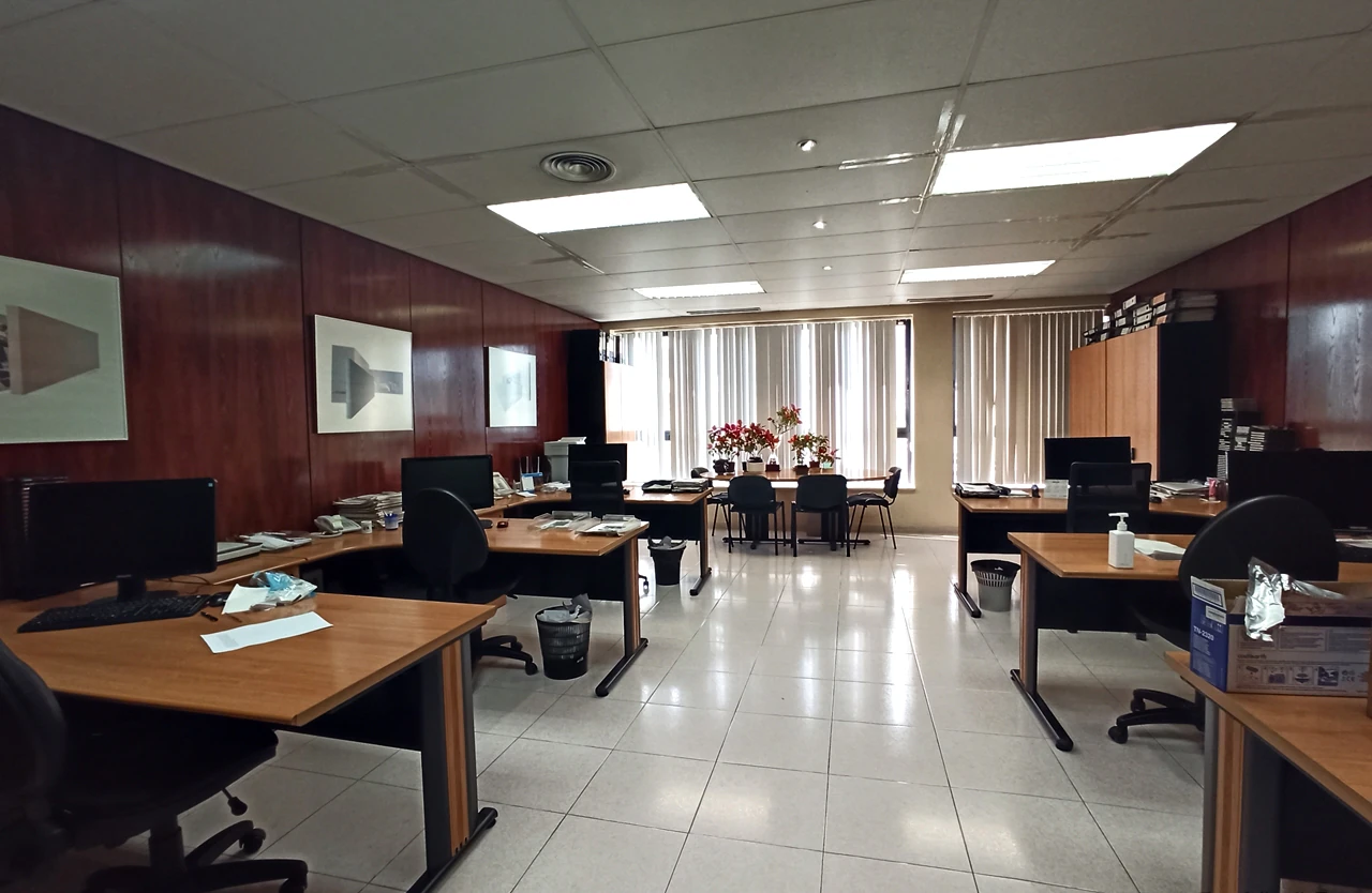 Gran Local Comercial destinado a Oficinas