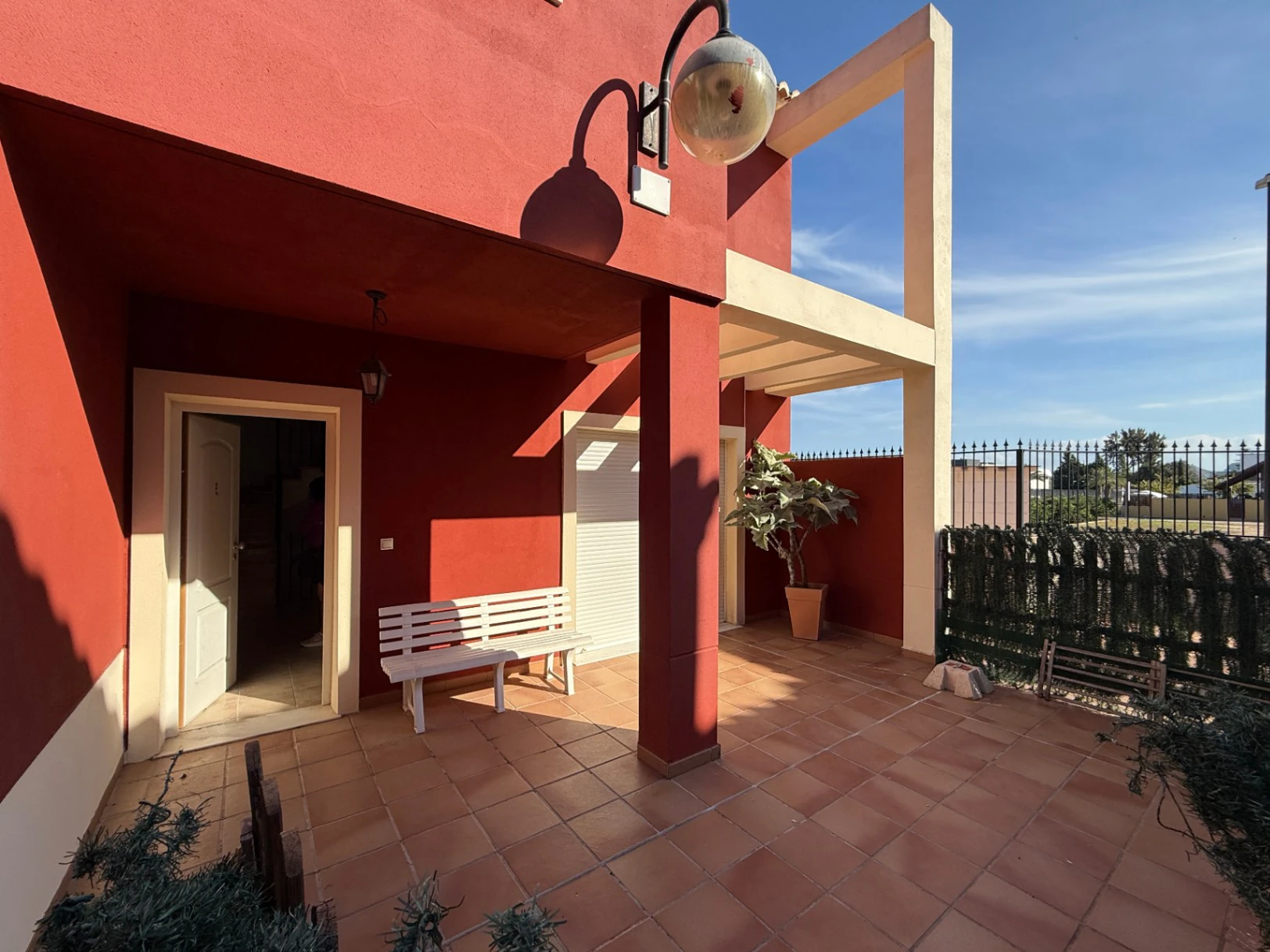 Bungalow entre Gandía y Oliva en venta con 3 habitaciones y jardín en estilo Mediterráneo