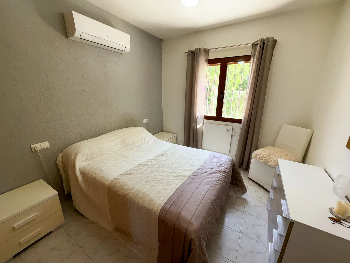 Villa Exclusiva en Dénia: Un Balcón al Mediterráneo y la Historia.