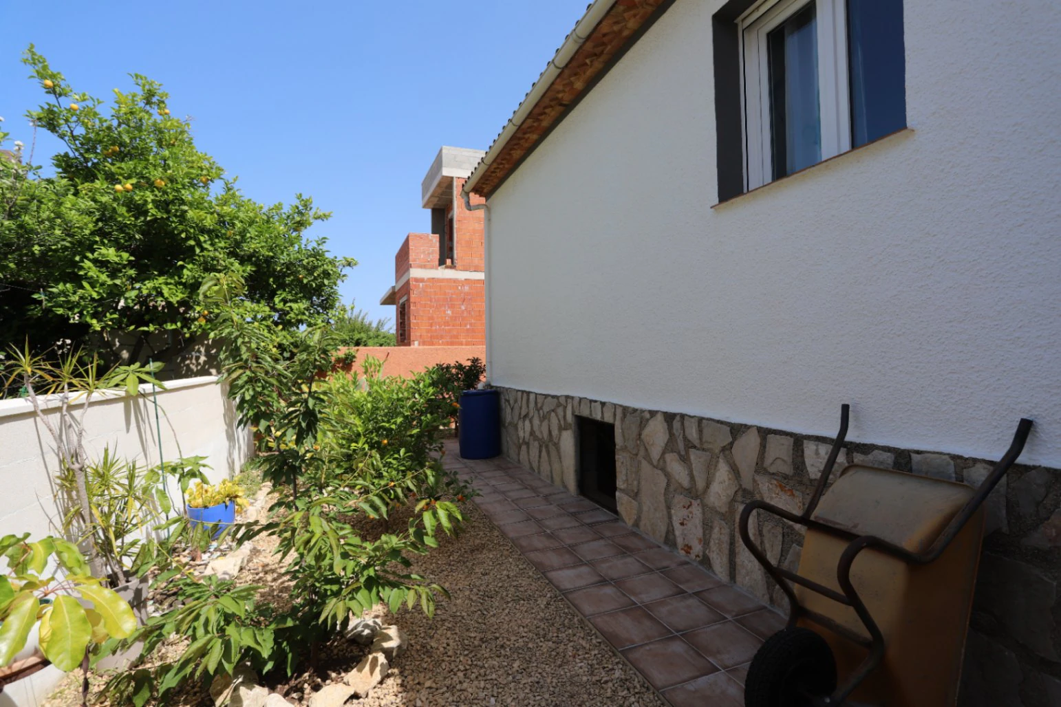 Villa unifamiliar bien cuidada en Els Poblets – Ubicación privilegiada frente a un bonito parque