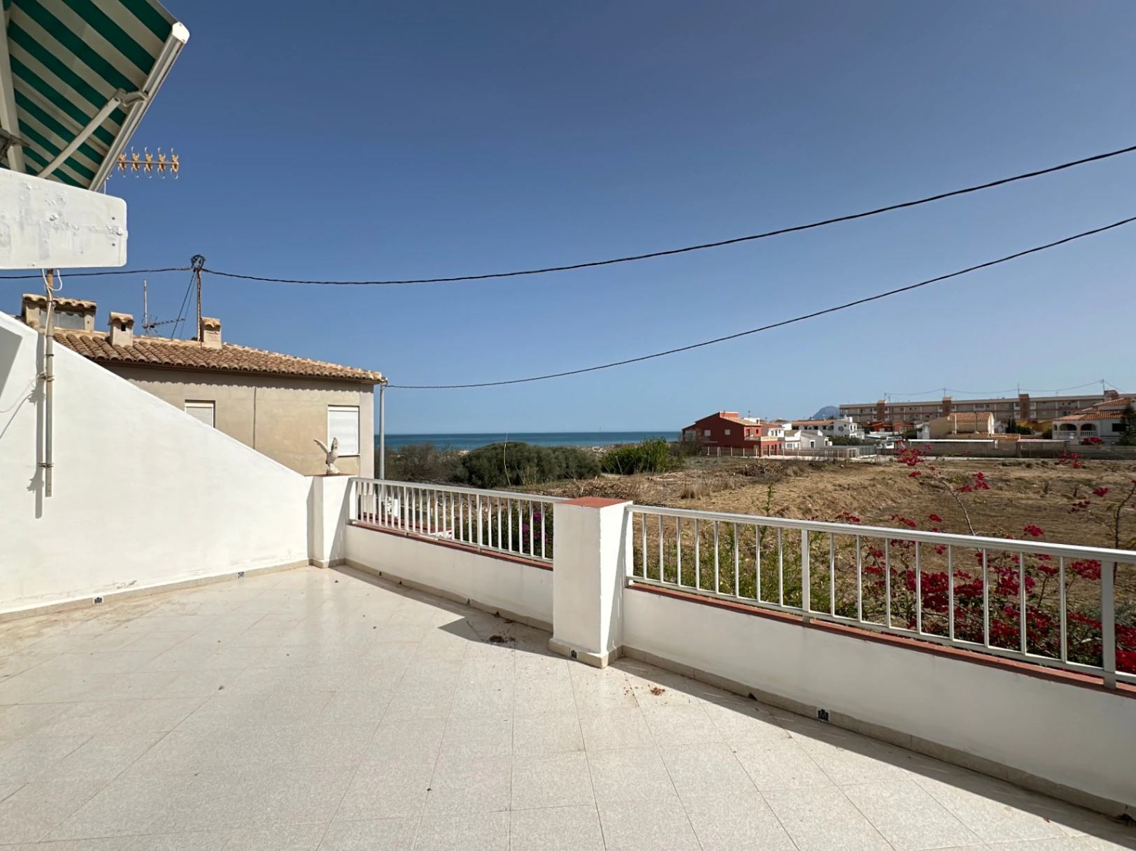 Adosado XXL con vistas al mar y cocina de verano, chemenea a 50m de la playa de arena fina Deveses (Denia)