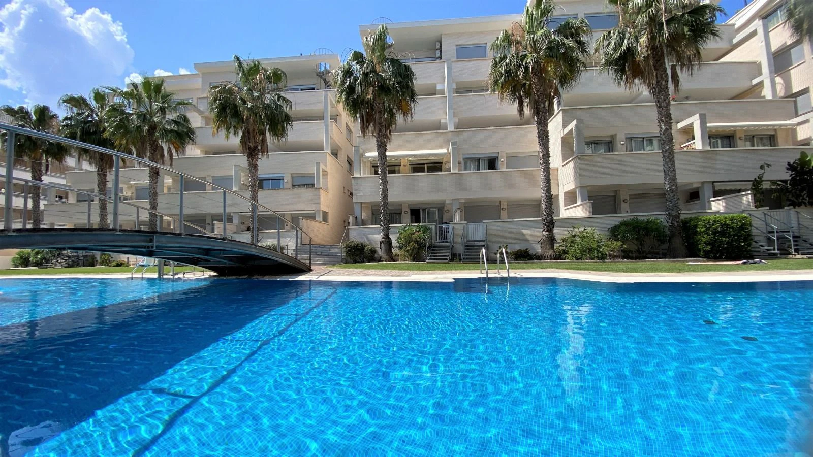 Bajo en Denia de dos dormitorios con jardin privado a 5 minutos de la playa
