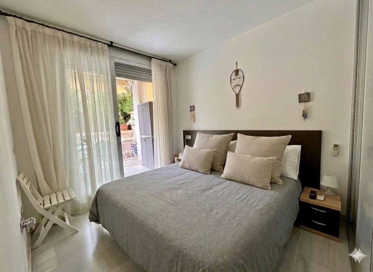 Bajo en Denia de dos dormitorios con jardin privado a 5 minutos de la playa