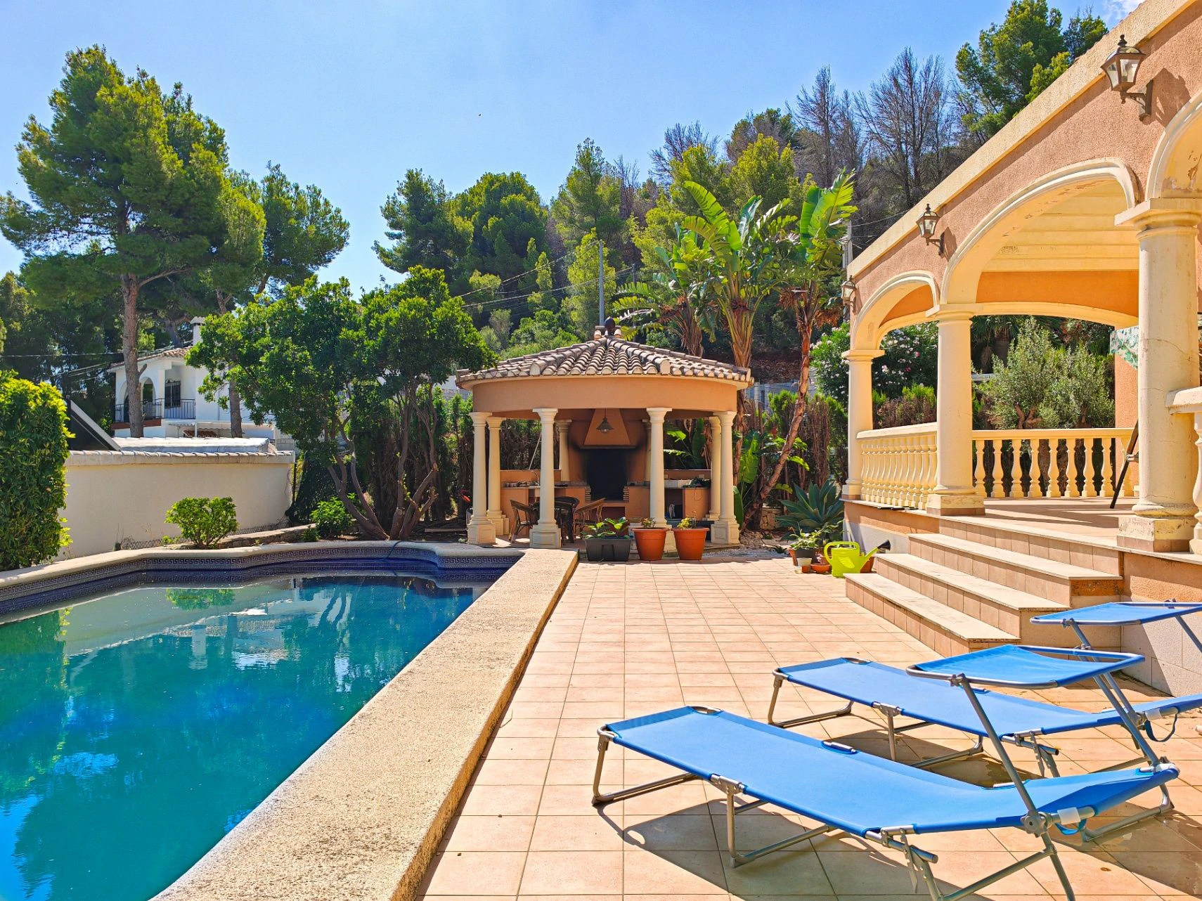Gran chalet/villa en venta  muy   amplia  con piscina privada  en Denia