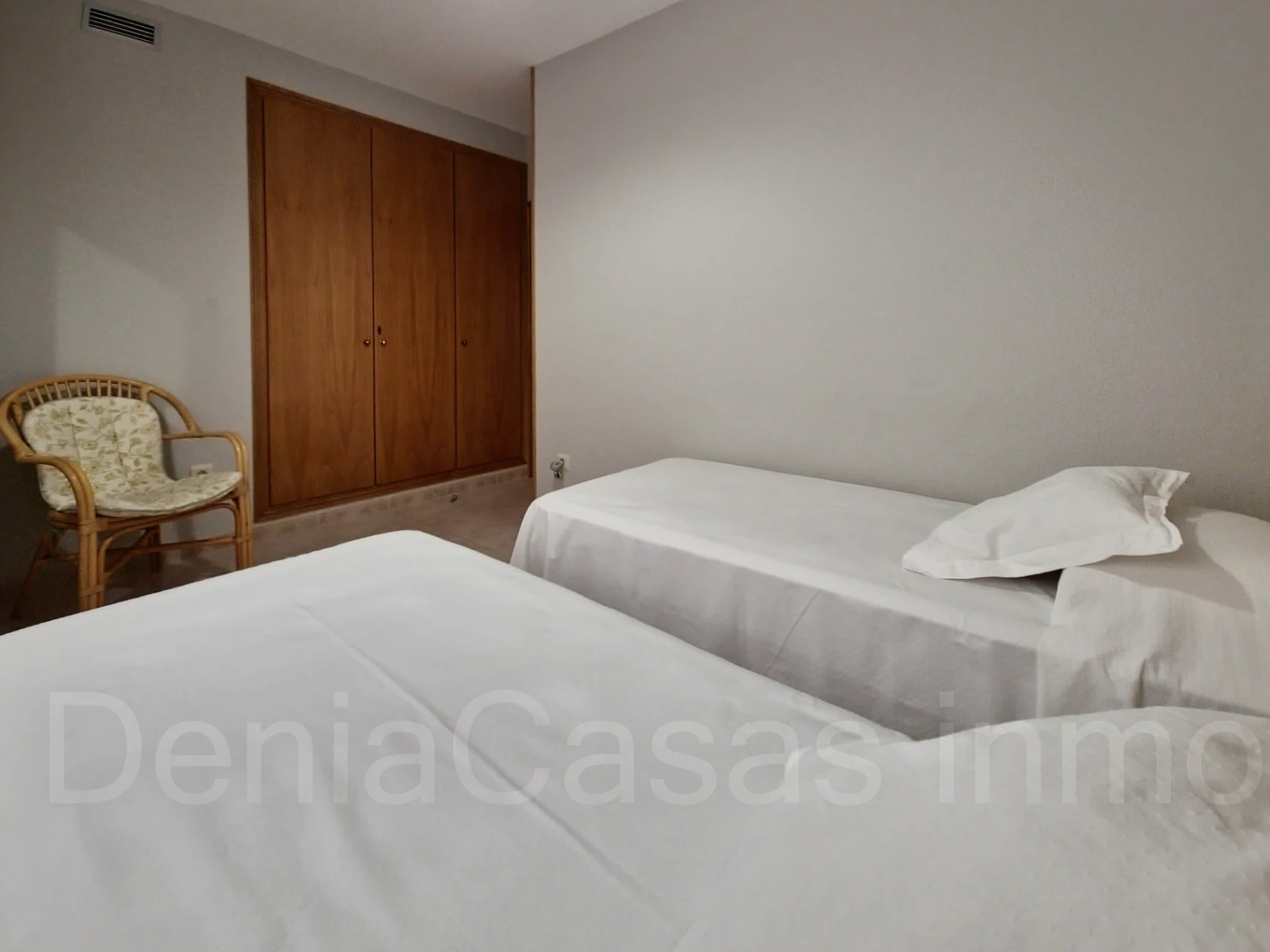 Apartamento de tres dormitorios pegado a la playa y al centro de Denia