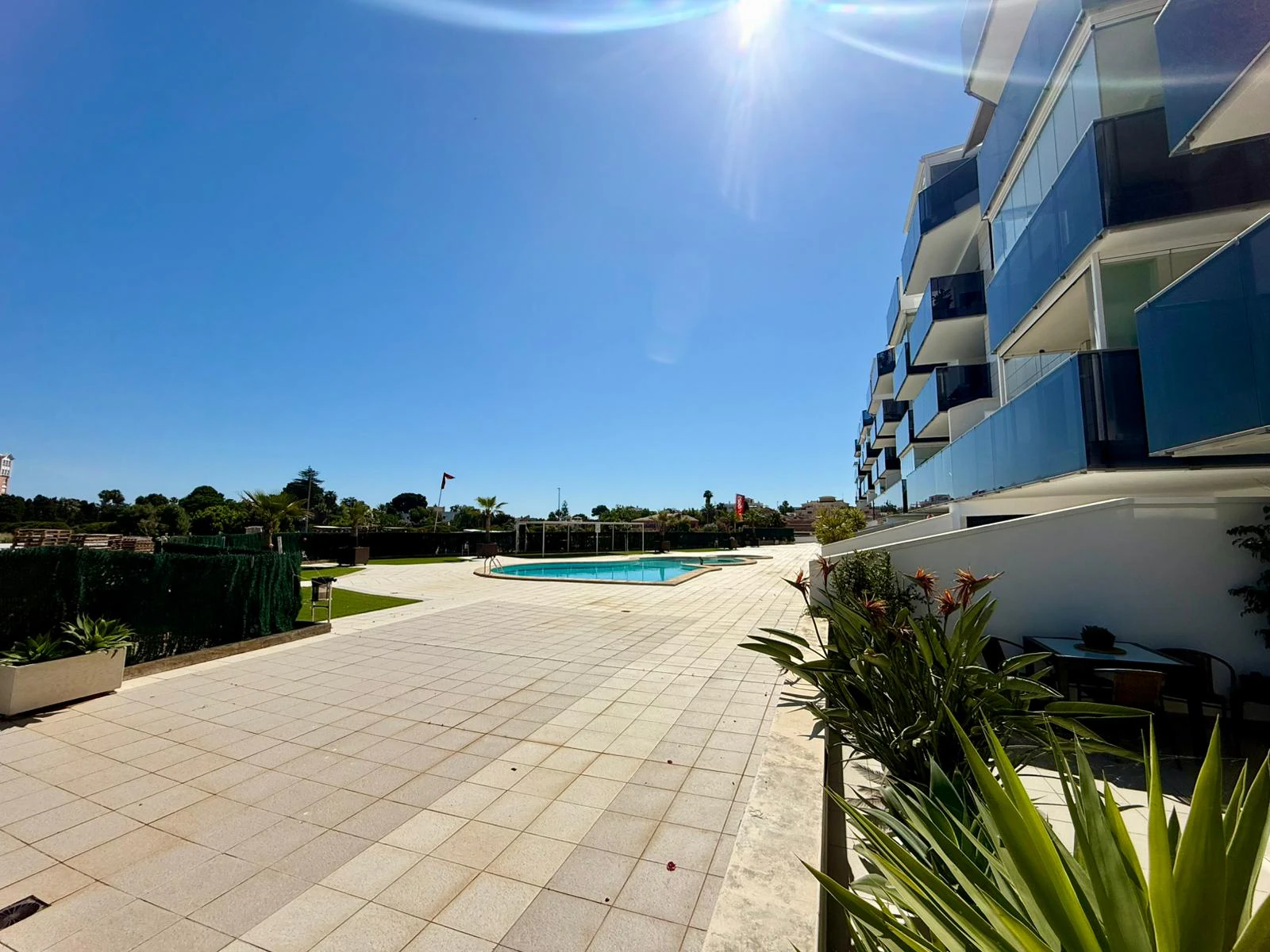 Bajo en Denia con amplia terraza en la zona del club nautico