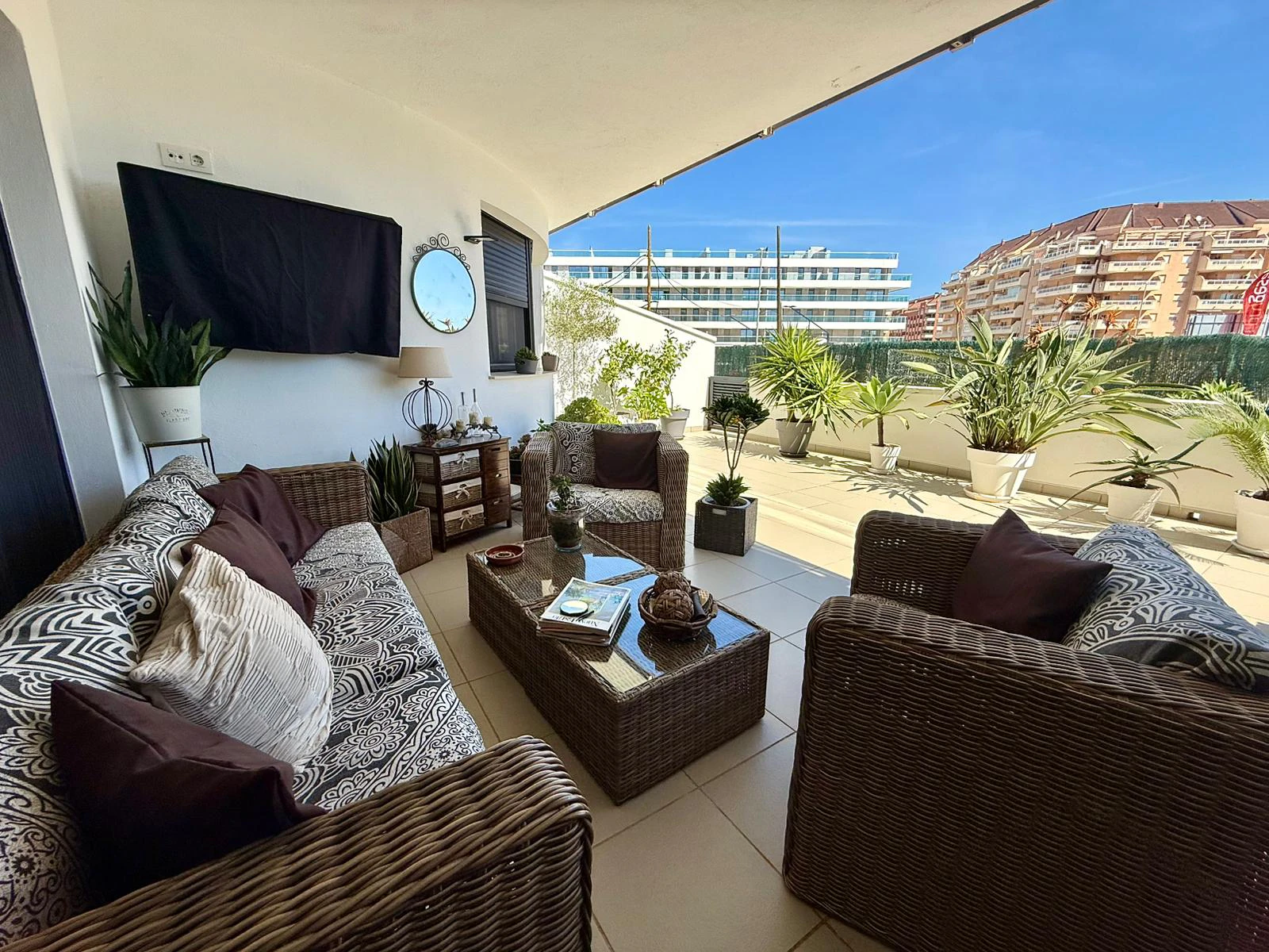 Bajo en Denia con amplia terraza en la zona del club nautico