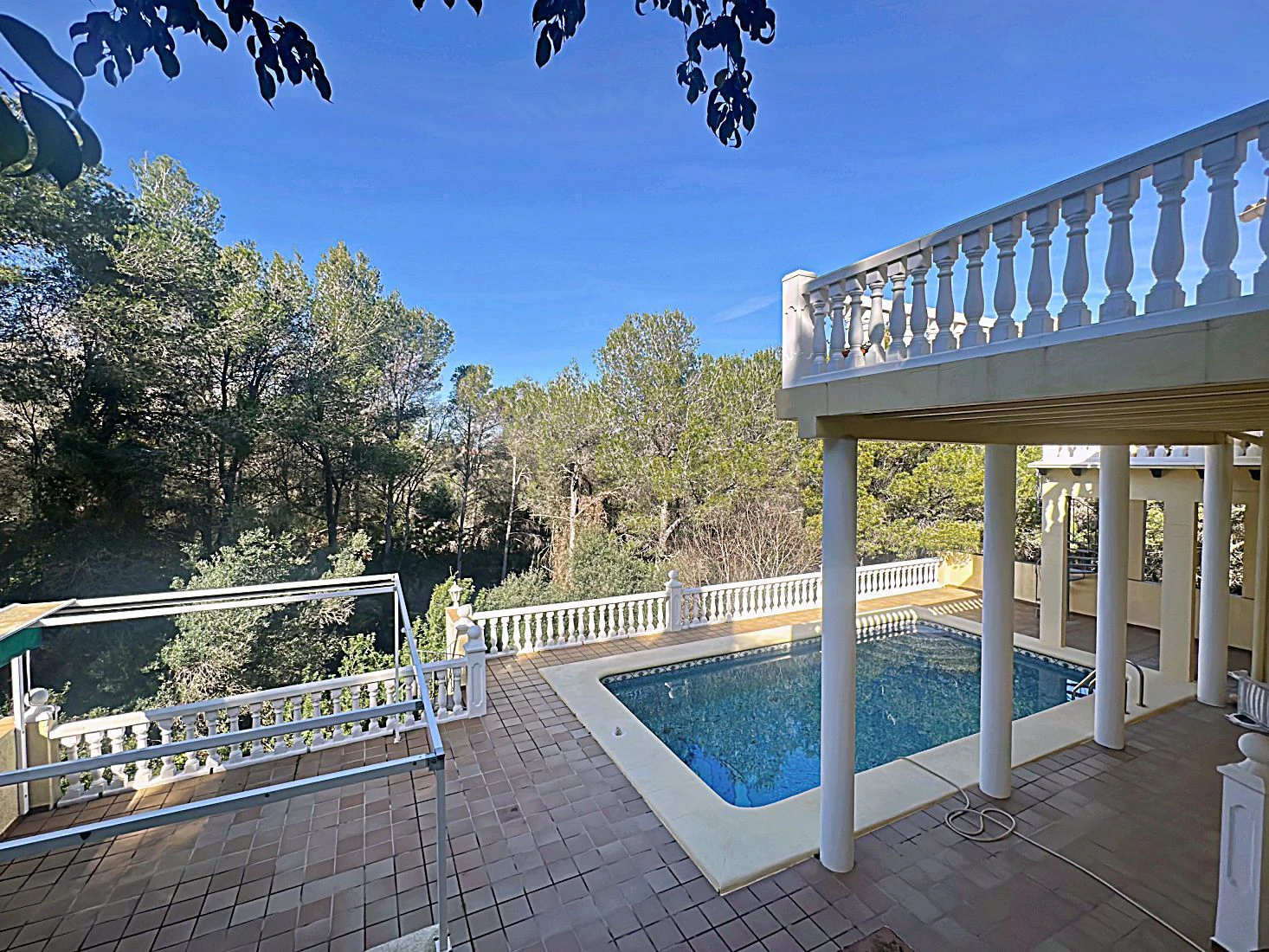 Magnifique villa indépendante avec vue panoramique, beau jardin et beaucoup de possibilités (location ou résidence permanente), absolument idyllique.
